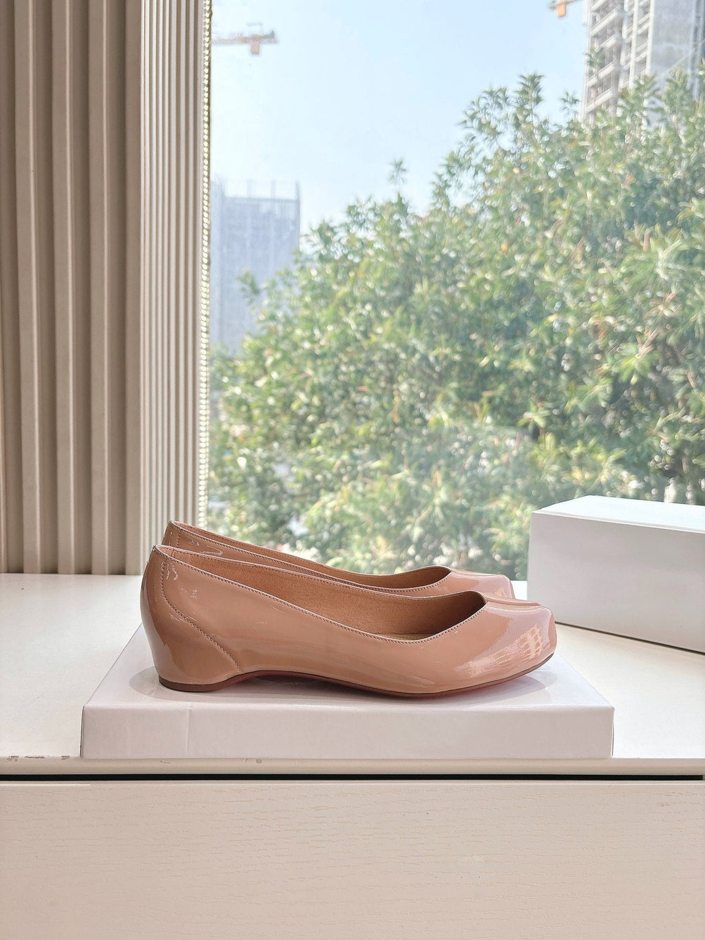 MARLOUGIELA STRASS BALLERINAS IN BEIGE PATENT SMOOTH CALFSKIN