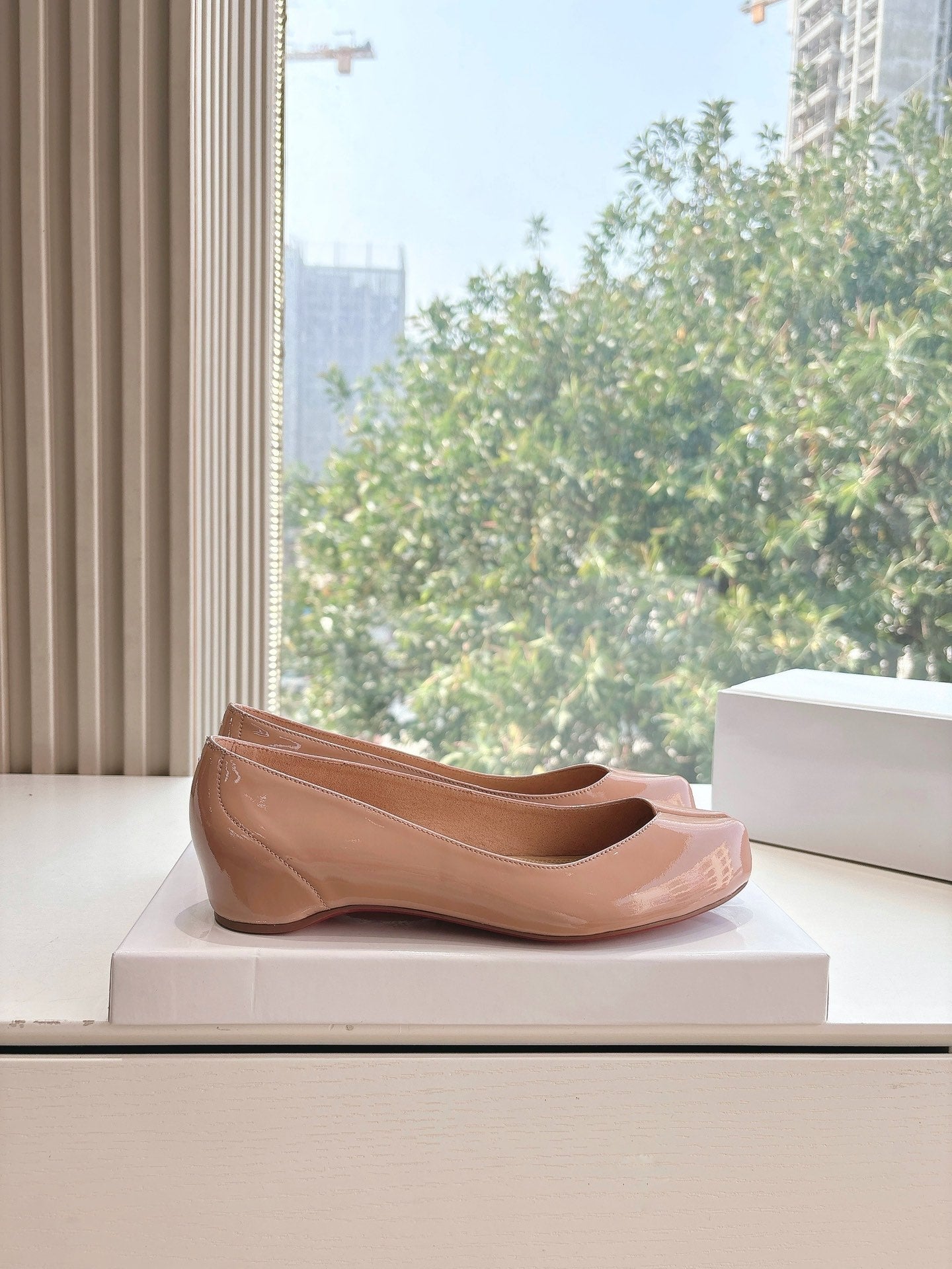 MARLOUGIELA STRASS BALLERINAS IN BEIGE PATENT SMOOTH CALFSKIN