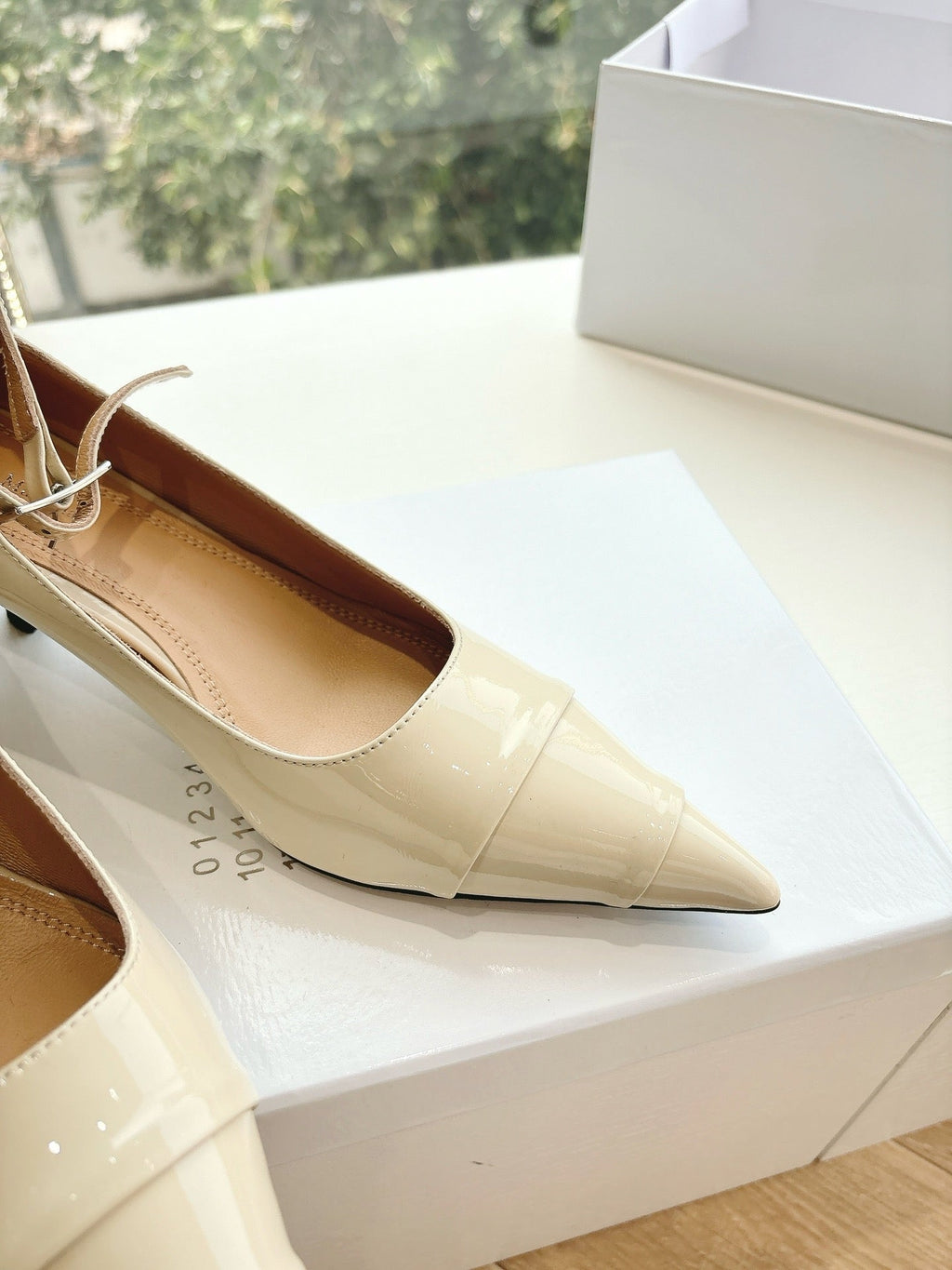 POINTED-TOE ANKLE STRAP PUMPS IN BEIGE PATENT CALFSKIN