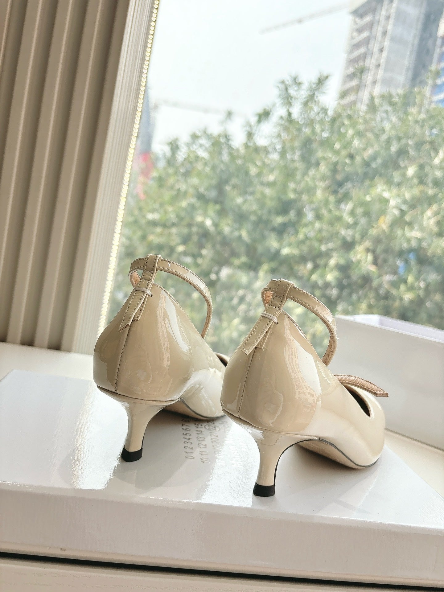 POINTED-TOE ANKLE STRAP PUMPS IN BEIGE PATENT CALFSKIN