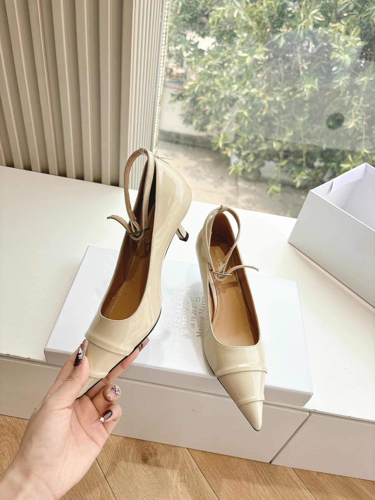 POINTED-TOE ANKLE STRAP PUMPS IN BEIGE PATENT CALFSKIN