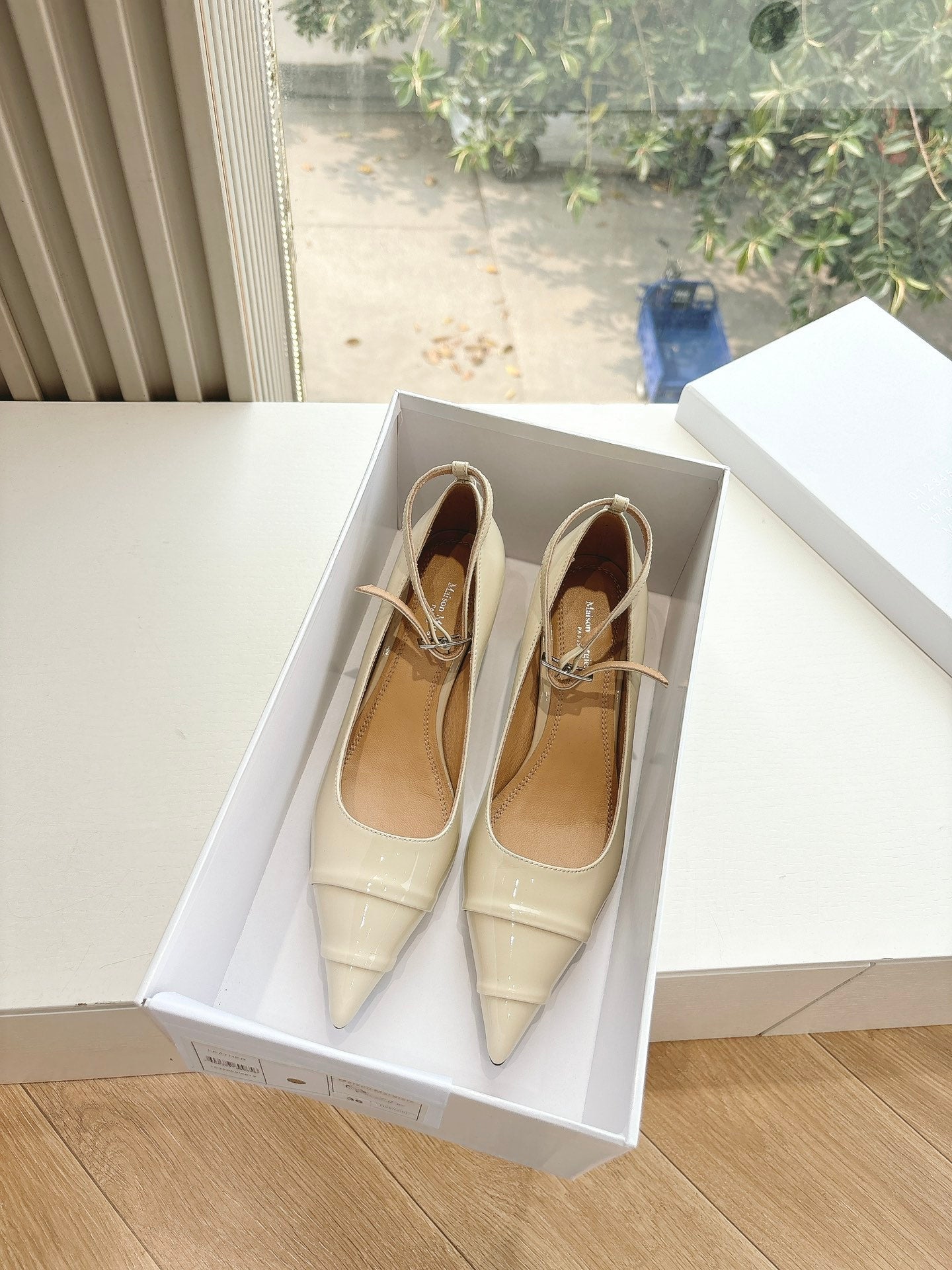 POINTED-TOE ANKLE STRAP PUMPS IN BEIGE PATENT CALFSKIN
