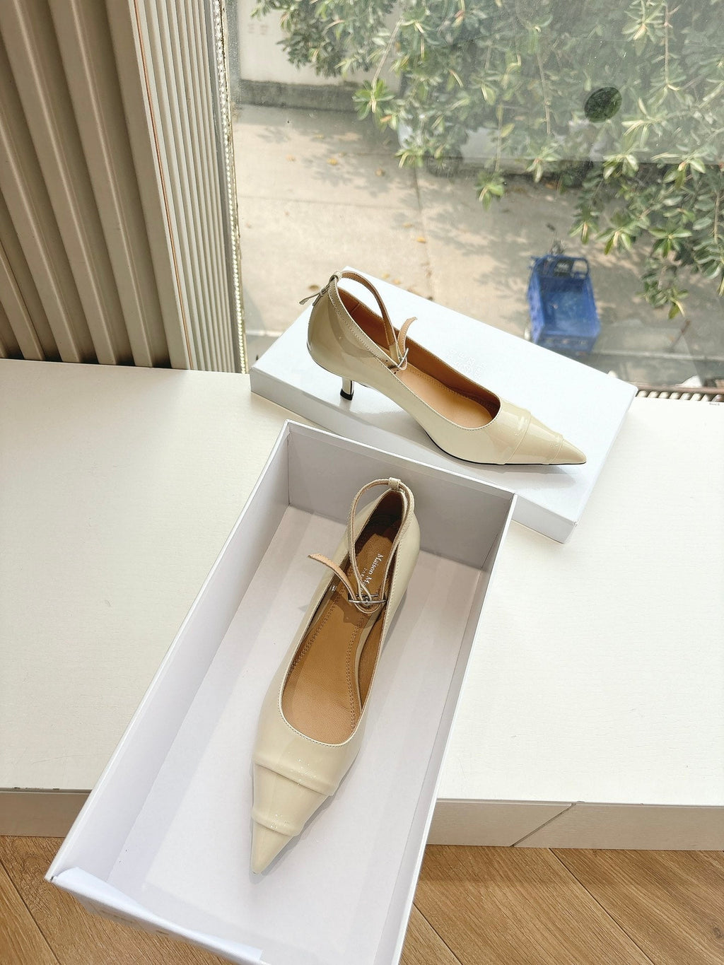 POINTED-TOE ANKLE STRAP PUMPS IN BEIGE PATENT CALFSKIN