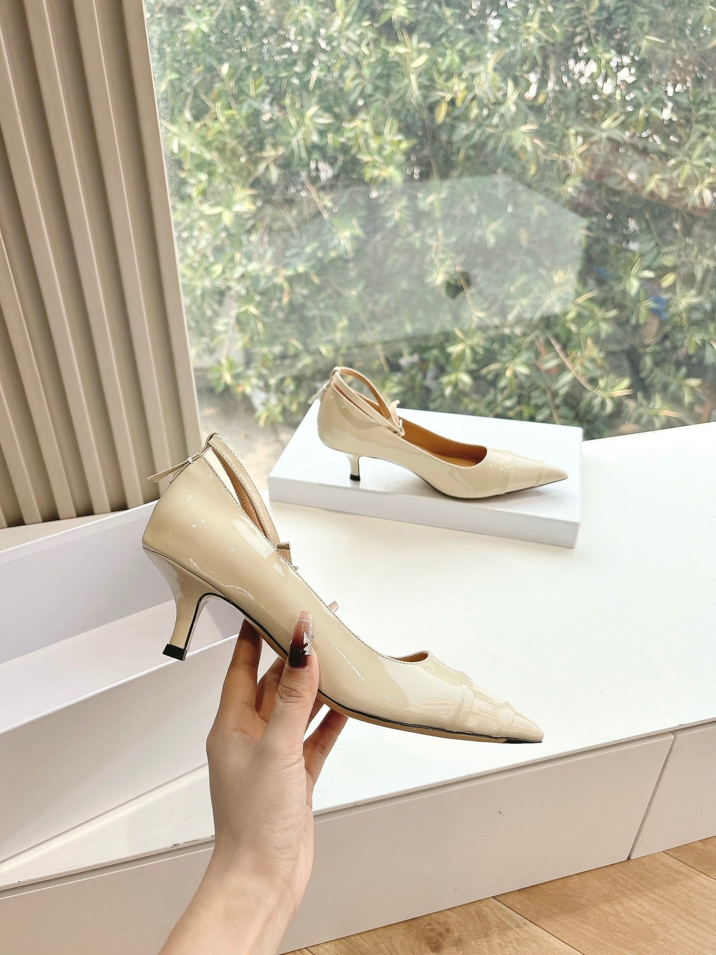 POINTED-TOE ANKLE STRAP PUMPS IN BEIGE PATENT CALFSKIN