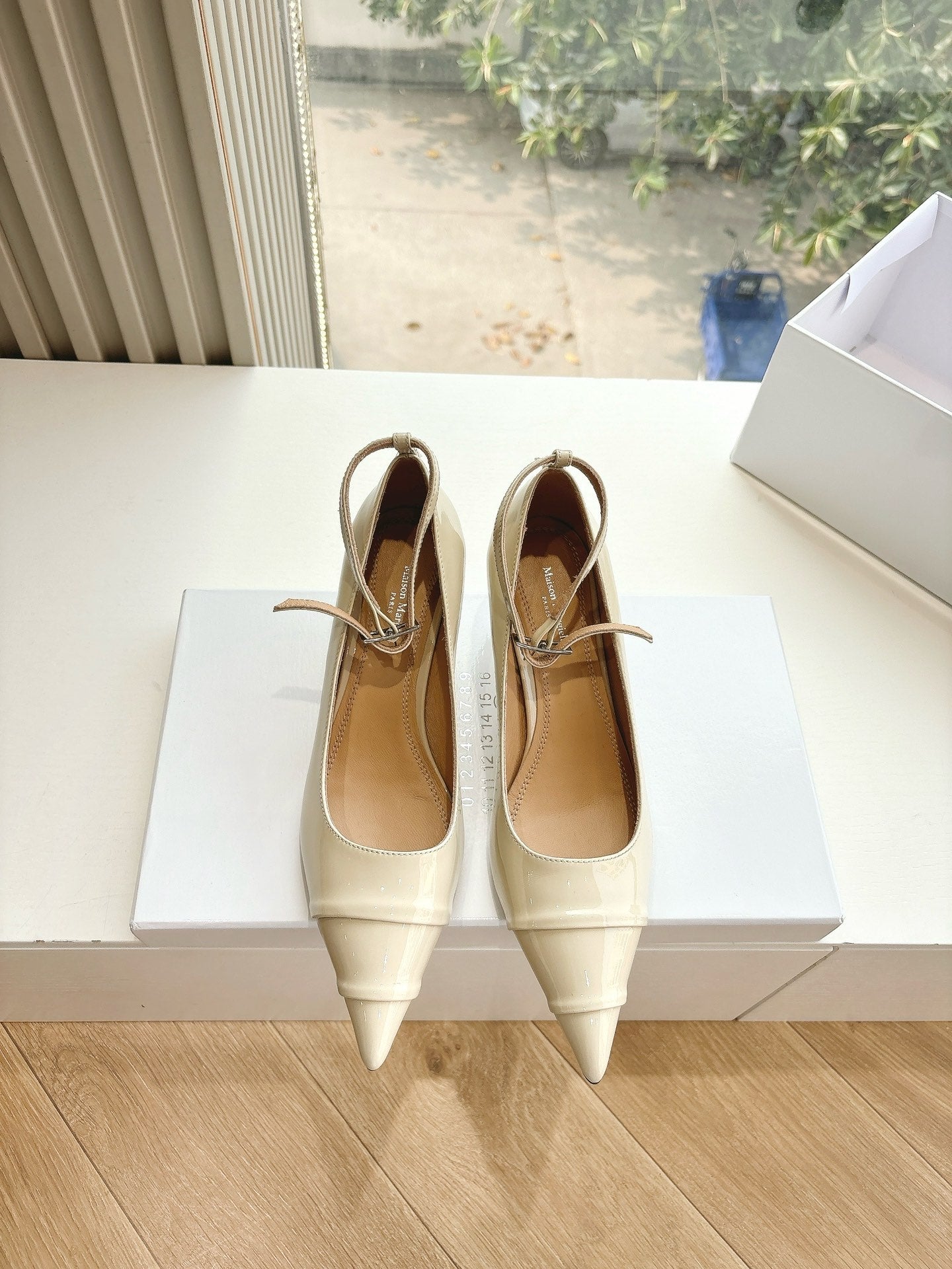 POINTED-TOE ANKLE STRAP PUMPS IN BEIGE PATENT CALFSKIN