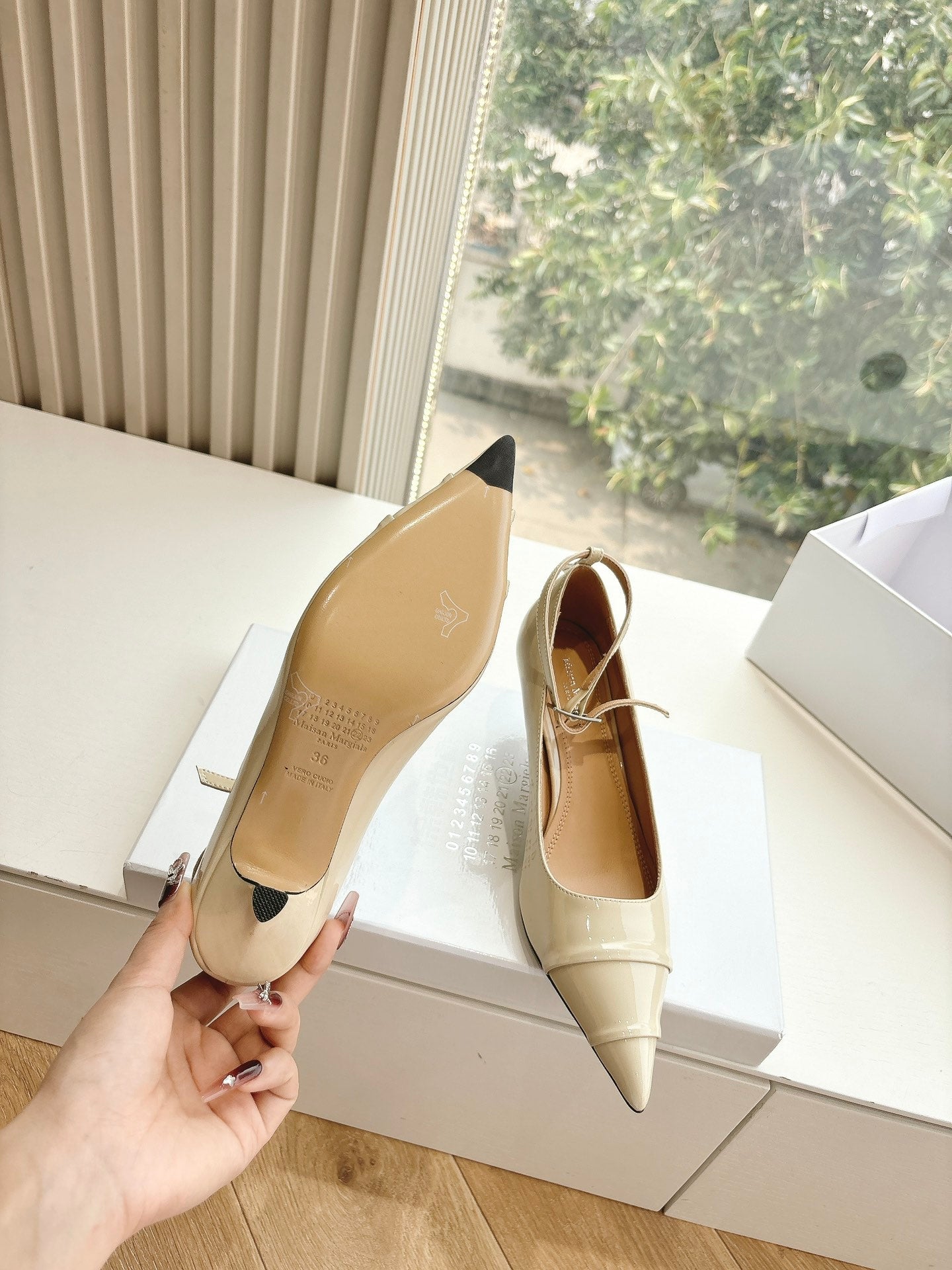 POINTED-TOE ANKLE STRAP PUMPS IN BEIGE PATENT CALFSKIN