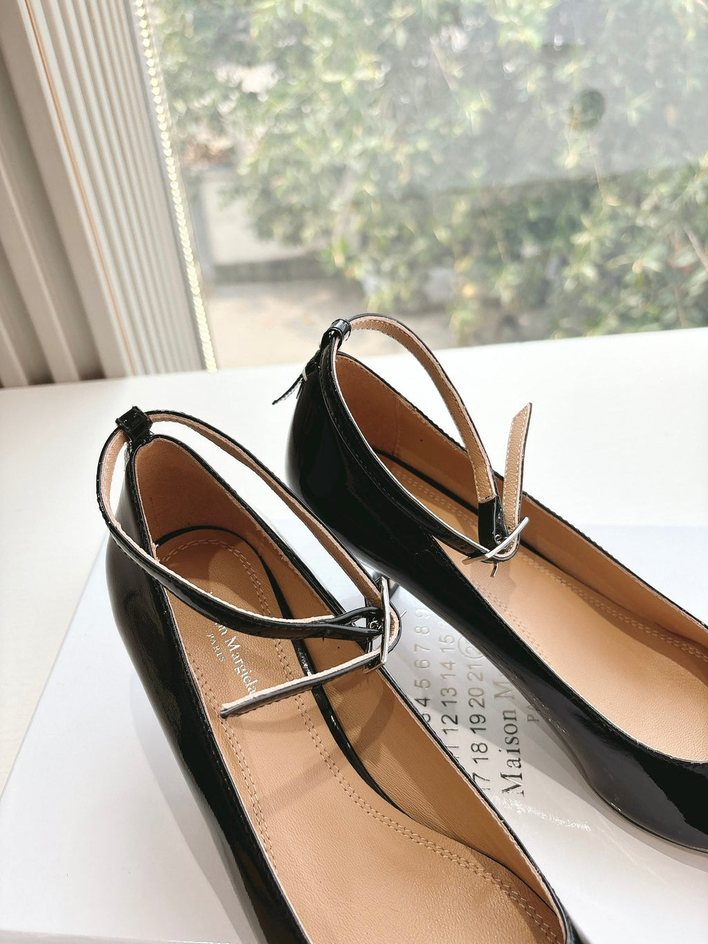 POINTED-TOE ANKLE STRAP PUMPS IN BLACK PATENT CALFSKIN