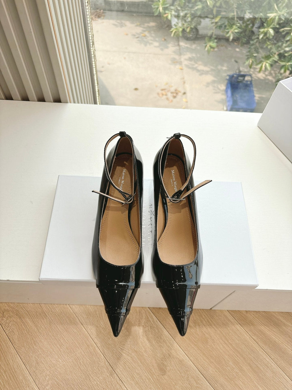 POINTED-TOE ANKLE STRAP PUMPS IN BLACK PATENT CALFSKIN