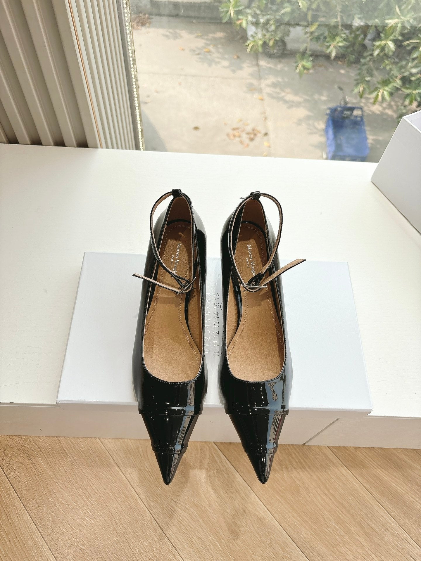 POINTED-TOE ANKLE STRAP PUMPS IN BLACK PATENT CALFSKIN