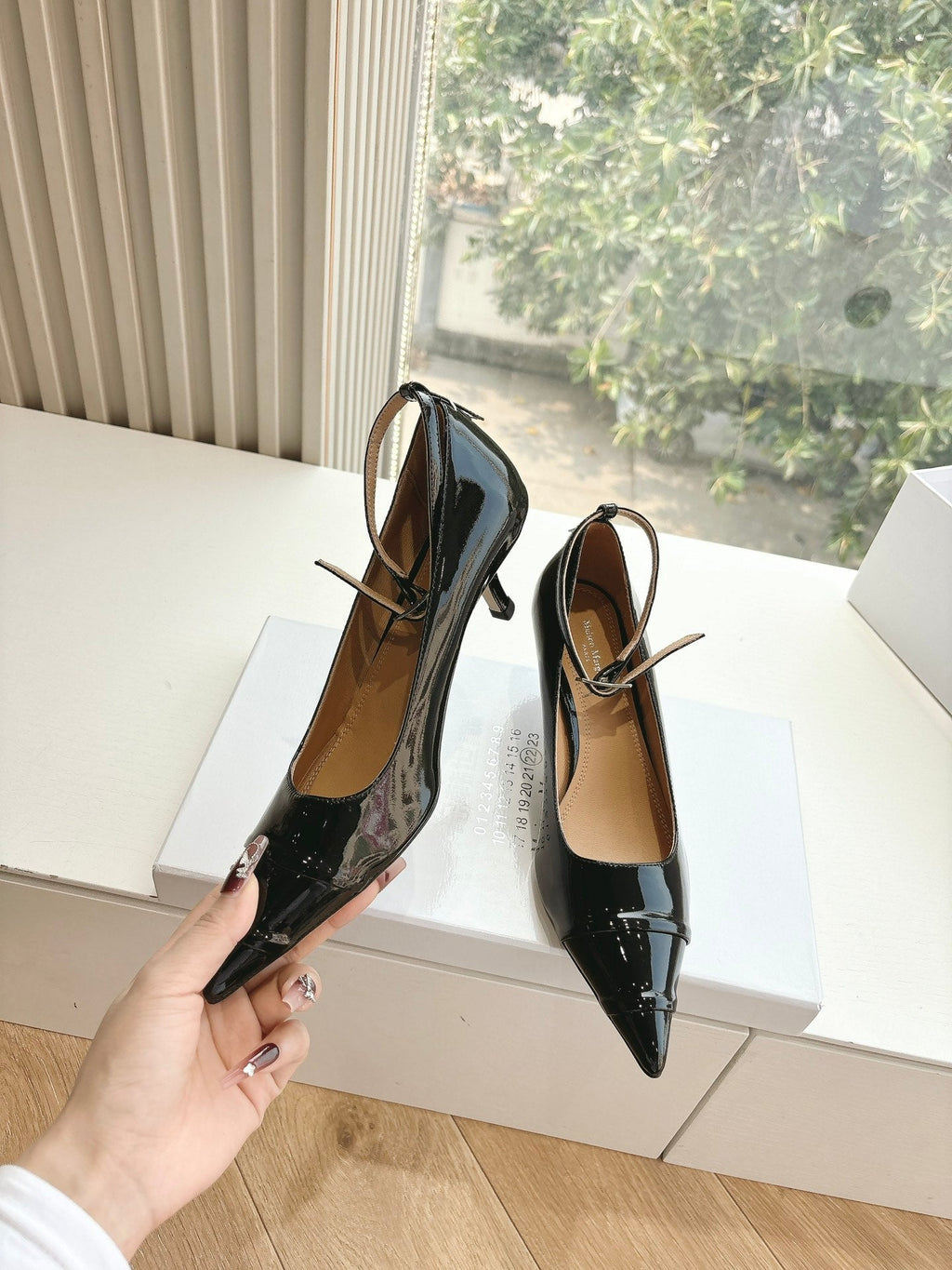 POINTED-TOE ANKLE STRAP PUMPS IN BLACK PATENT CALFSKIN