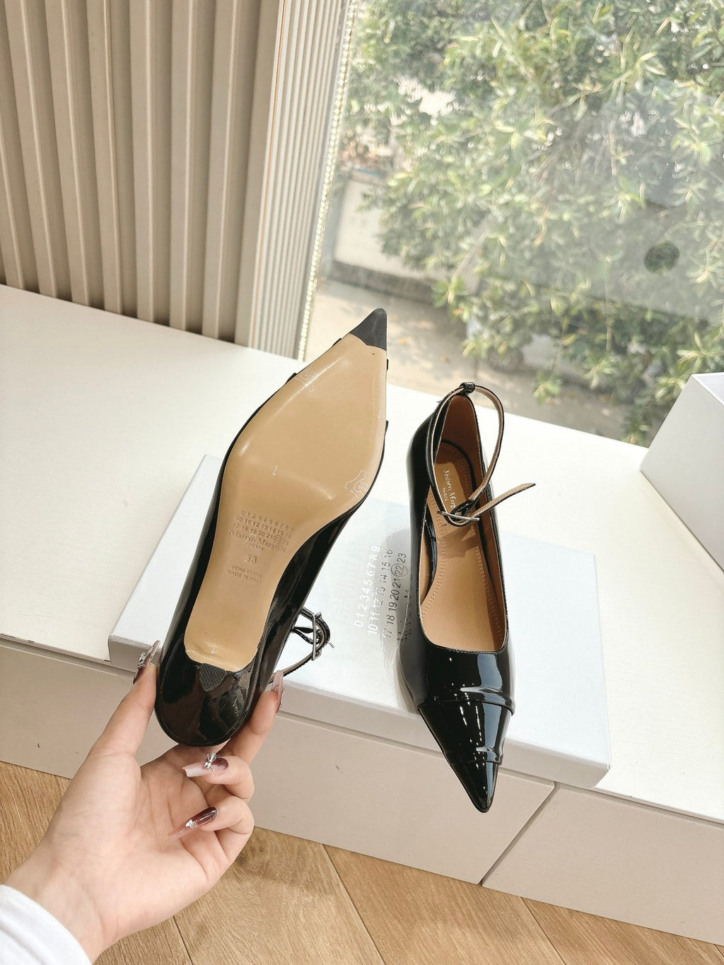 POINTED-TOE ANKLE STRAP PUMPS IN BLACK PATENT CALFSKIN