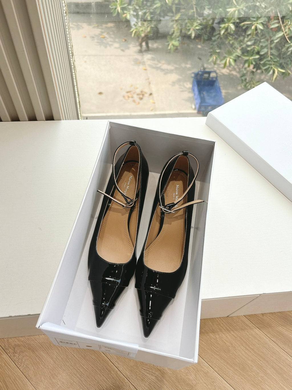 POINTED-TOE ANKLE STRAP PUMPS IN BLACK PATENT CALFSKIN
