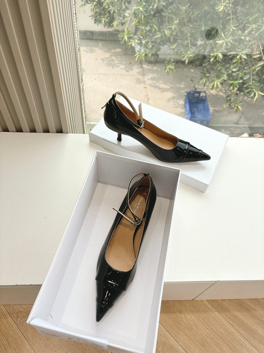 POINTED-TOE ANKLE STRAP PUMPS IN BLACK PATENT CALFSKIN