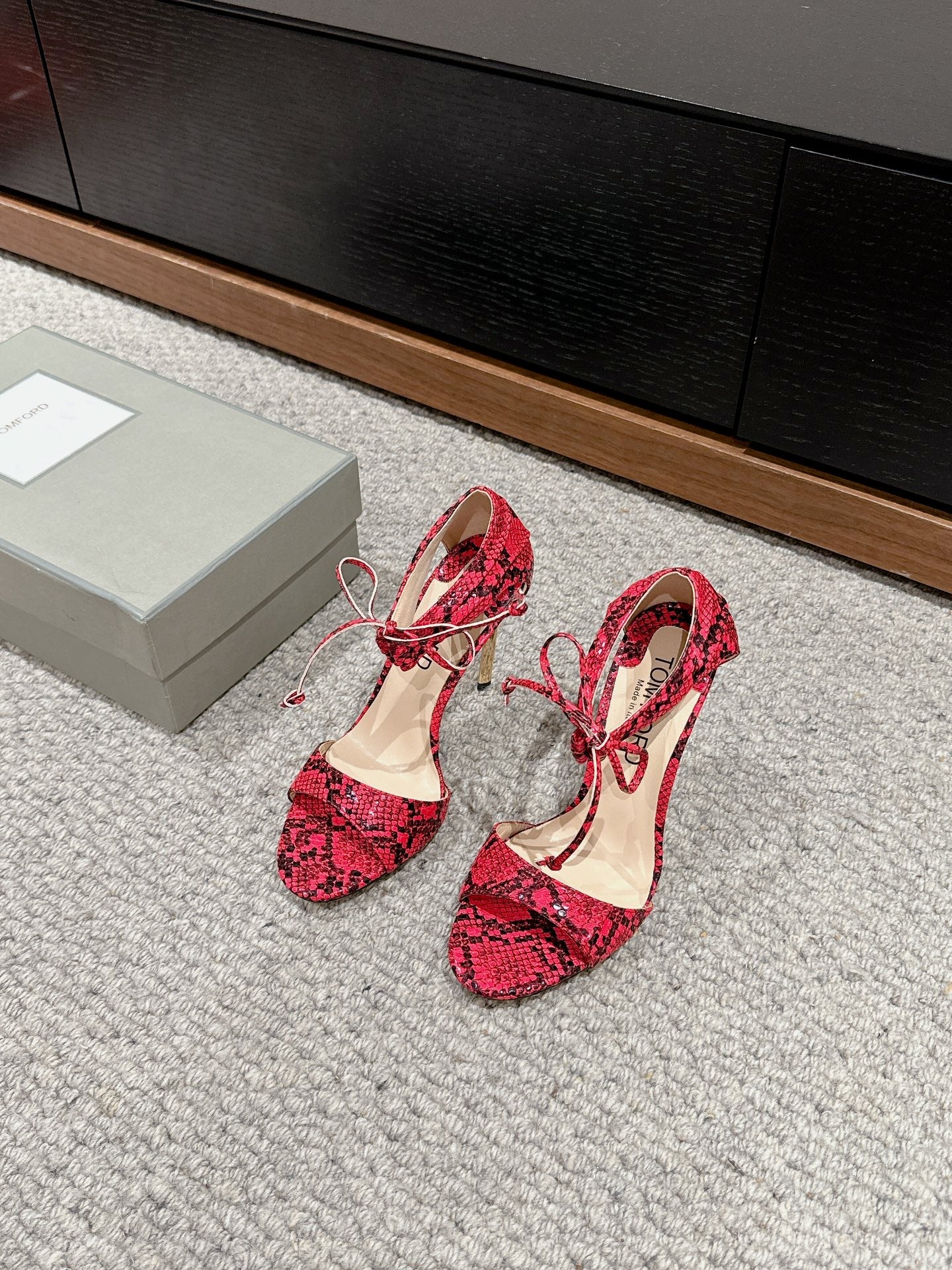 HIGH HEEL 10 CM SANDAL IN ROSE RED MIX BLACK CALFSKIN 684355