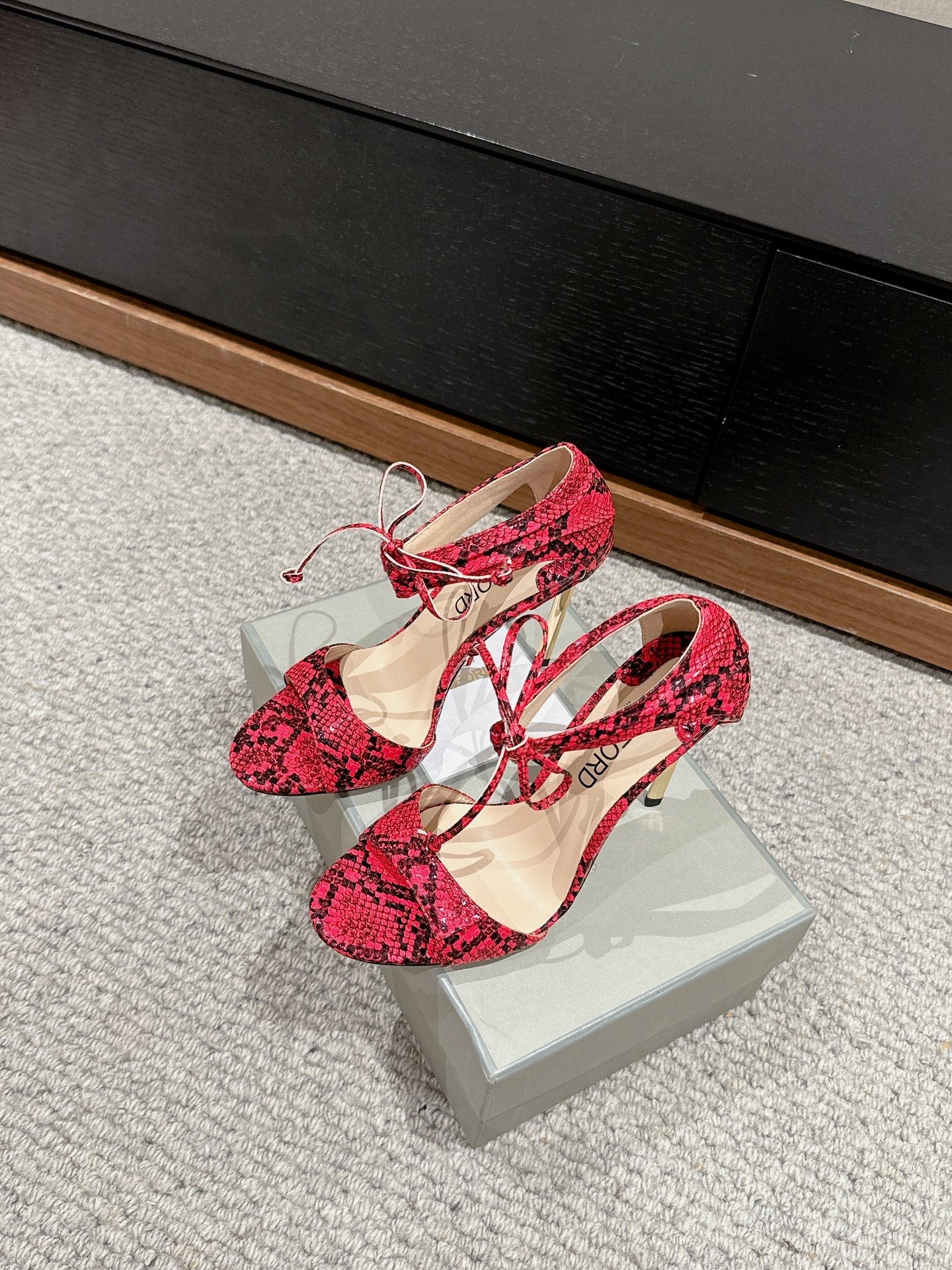 HIGH HEEL 10 CM SANDAL IN ROSE RED MIX BLACK CALFSKIN 684355
