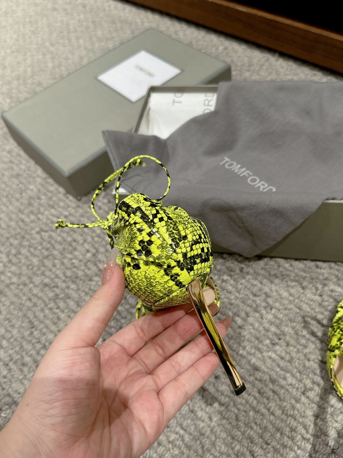 HIGH HEEL 10 CM SANDAL IN NEON YELLOW MIX BLACK CALFSKIN 684356