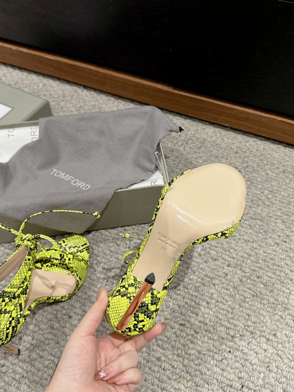 HIGH HEEL 10 CM SANDAL IN NEON YELLOW MIX BLACK CALFSKIN 684356