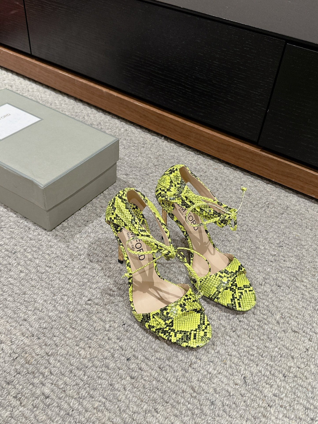 HIGH HEEL 10 CM SANDAL IN NEON YELLOW MIX BLACK CALFSKIN 684356