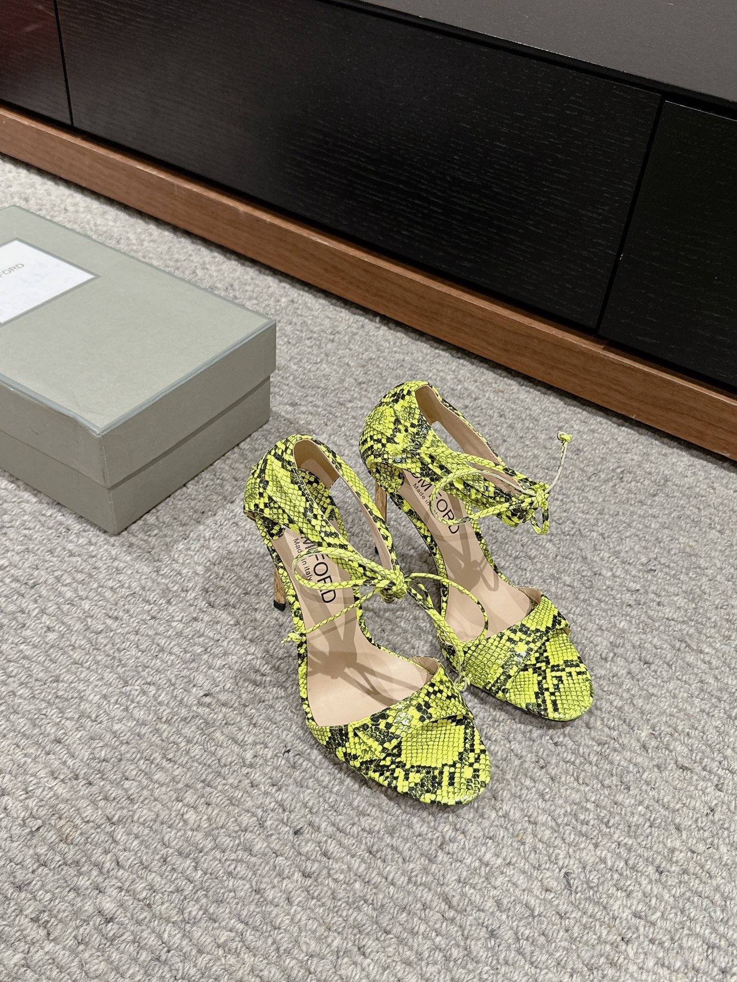 HIGH HEEL 10 CM SANDAL IN NEON YELLOW MIX BLACK CALFSKIN 684356