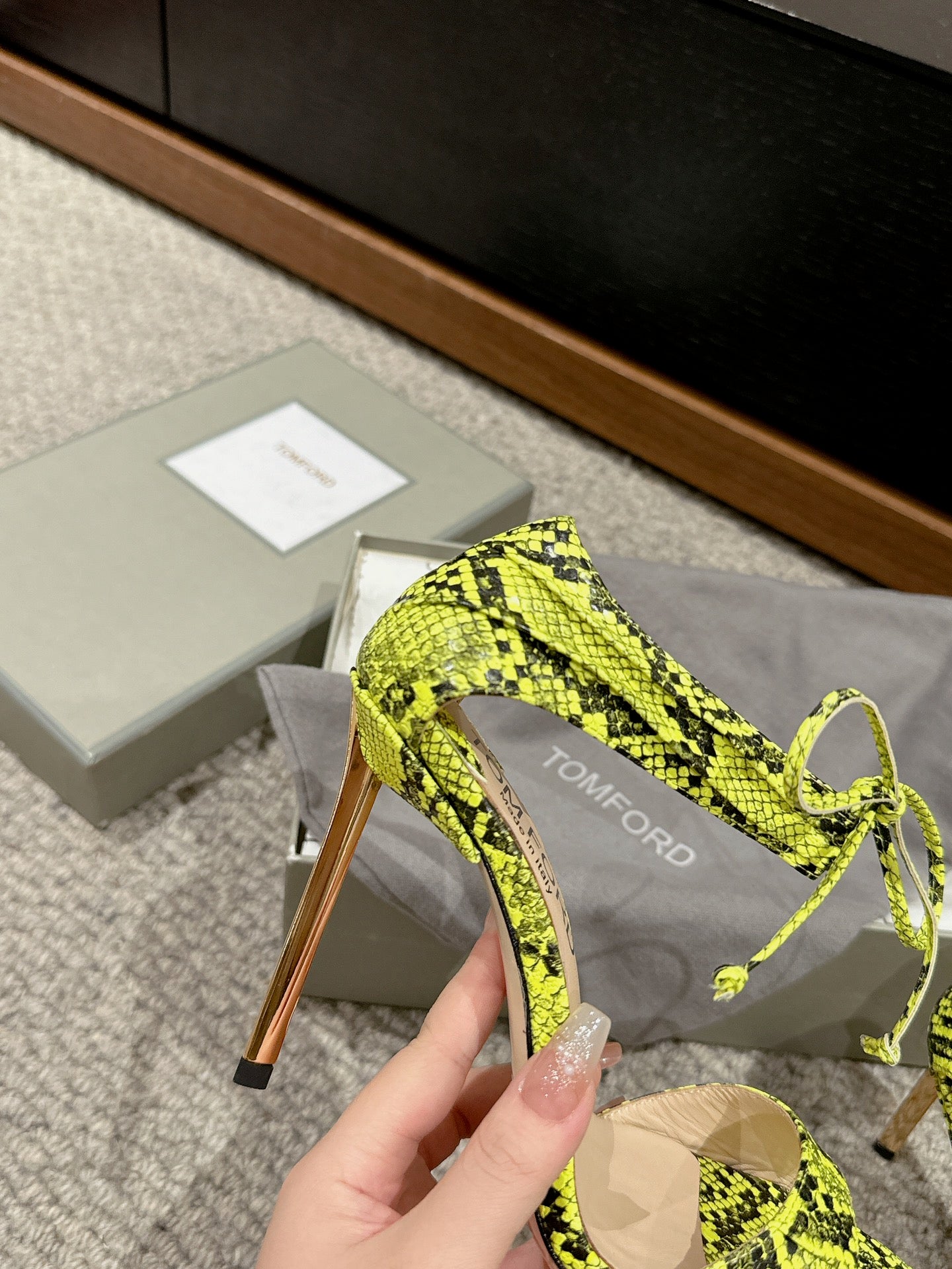 HIGH HEEL 10 CM SANDAL IN NEON YELLOW MIX BLACK CALFSKIN 684356