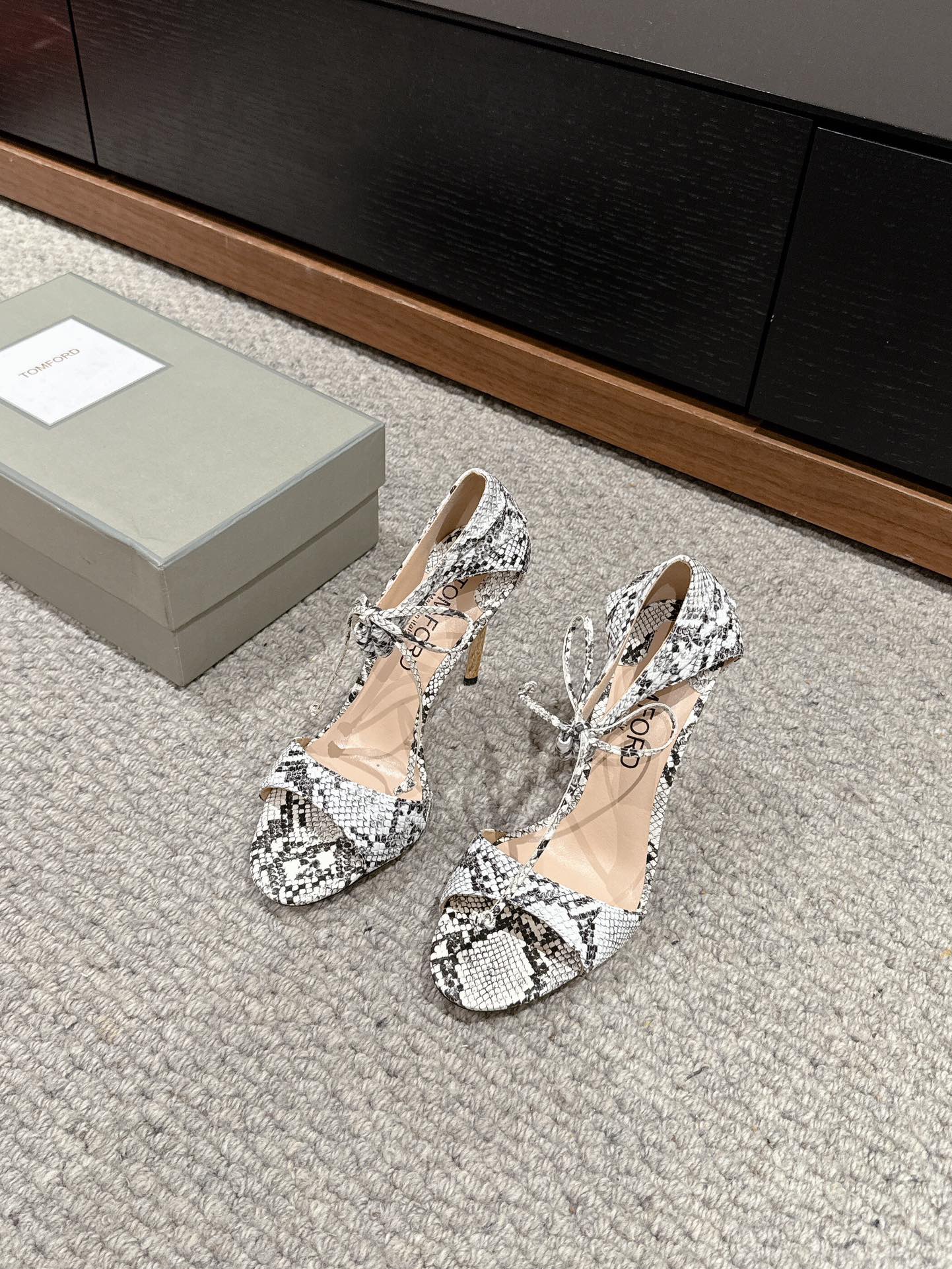 HIGH HEEL 10 CM SANDAL IN BLACK MIX WHITE CALFSKIN 684357
