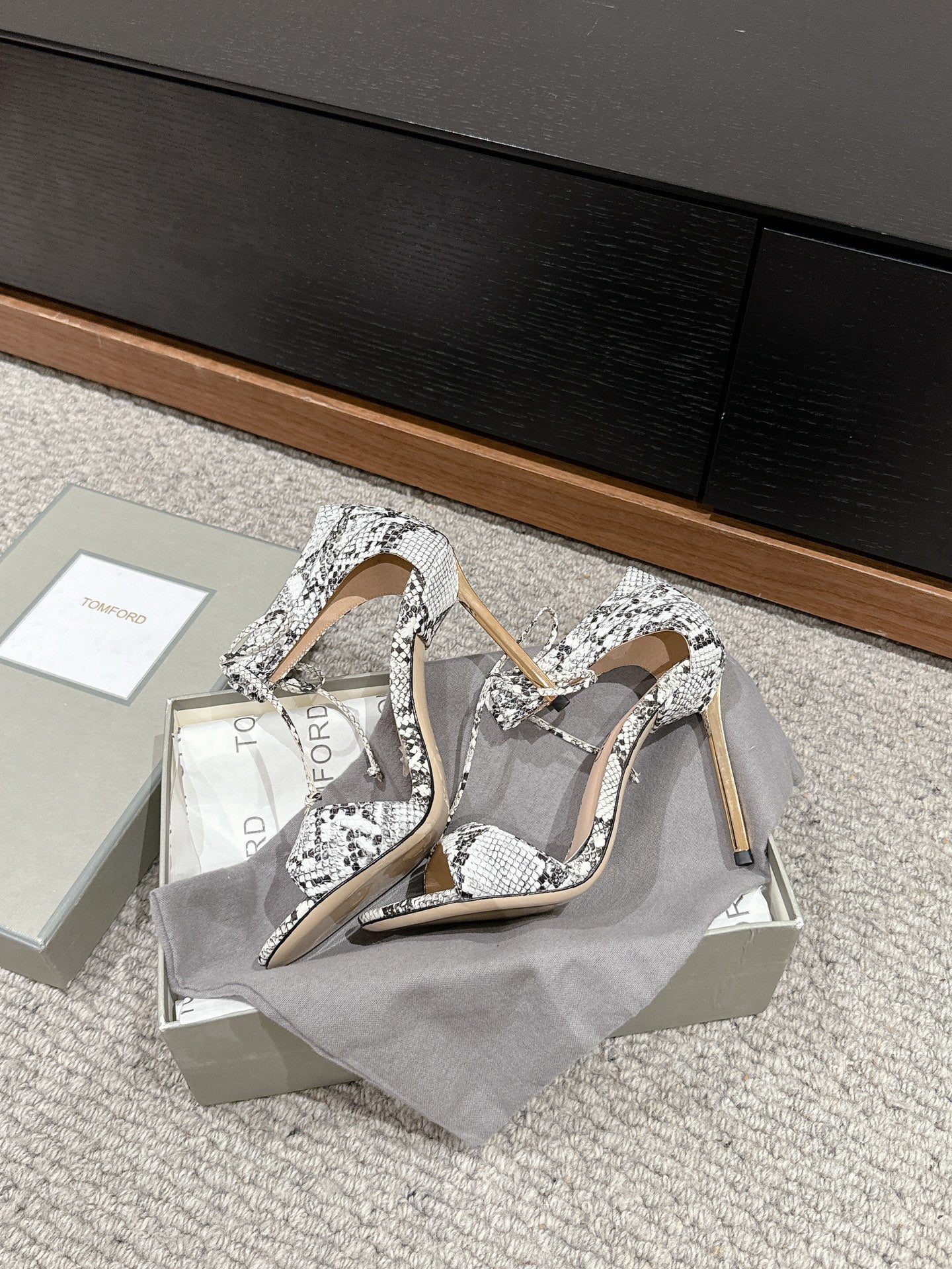 HIGH HEEL 10 CM SANDAL IN BLACK MIX WHITE CALFSKIN 684357