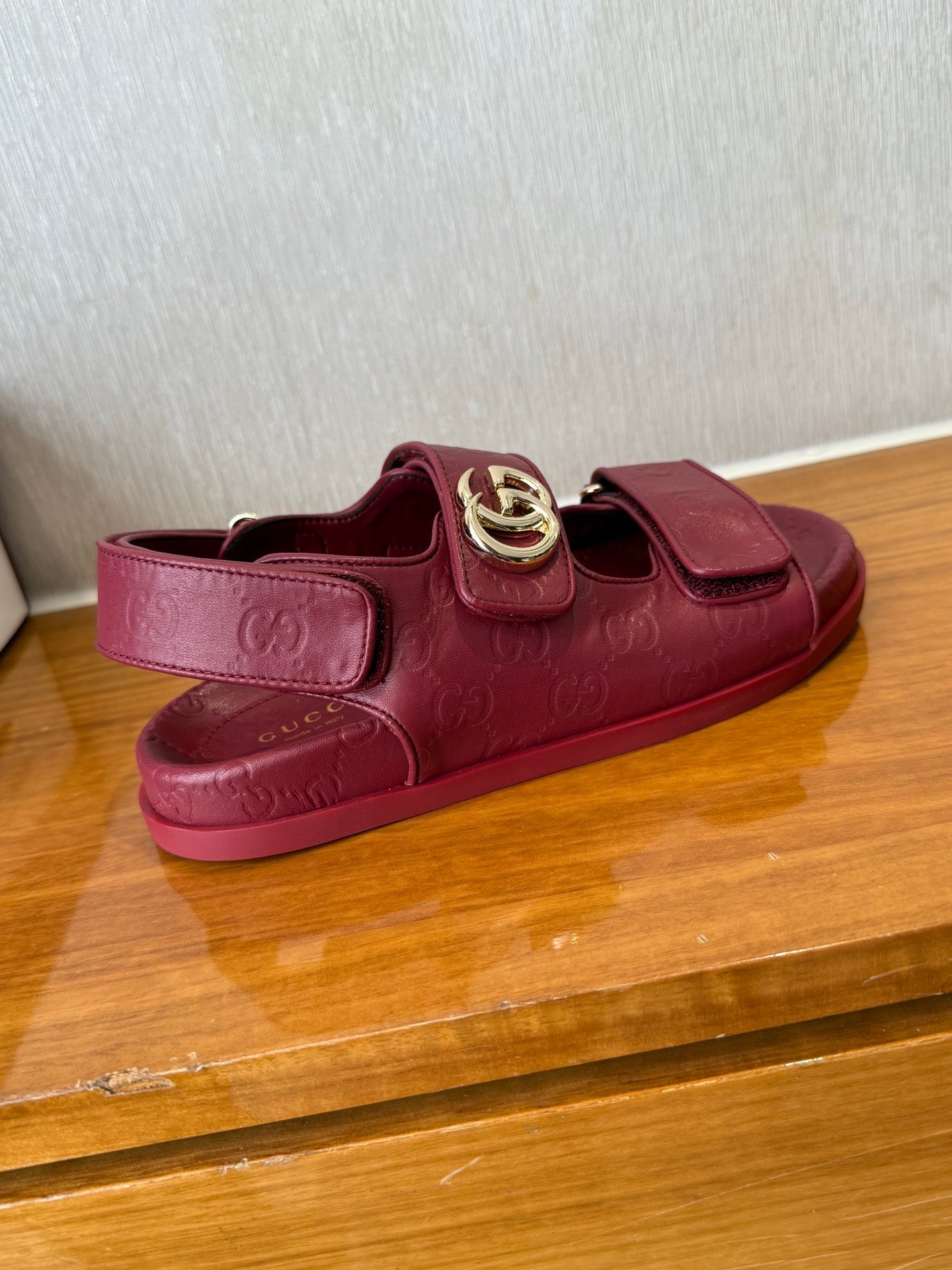 GG SANDALS S25 IN RED LAMBSKIN EMBOSSED LOGO WITH GOLD HARDWARE