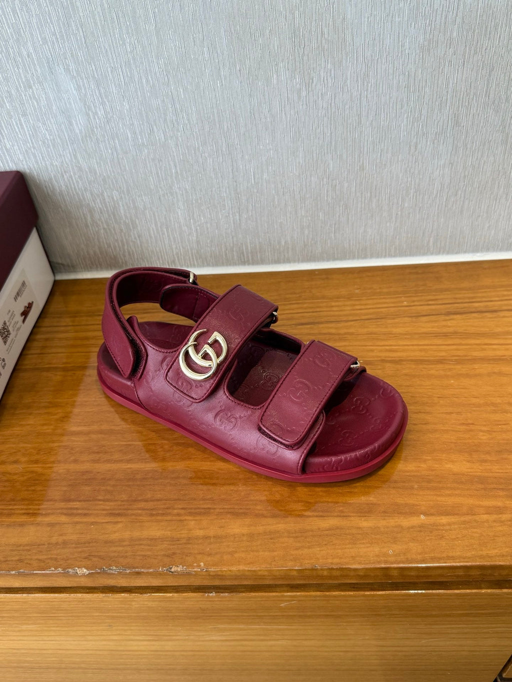 GG SANDALS S25 IN RED LAMBSKIN EMBOSSED LOGO WITH GOLD HARDWARE