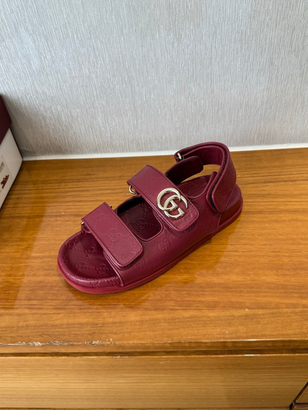 GG SANDALS S25 IN RED LAMBSKIN EMBOSSED LOGO WITH GOLD HARDWARE