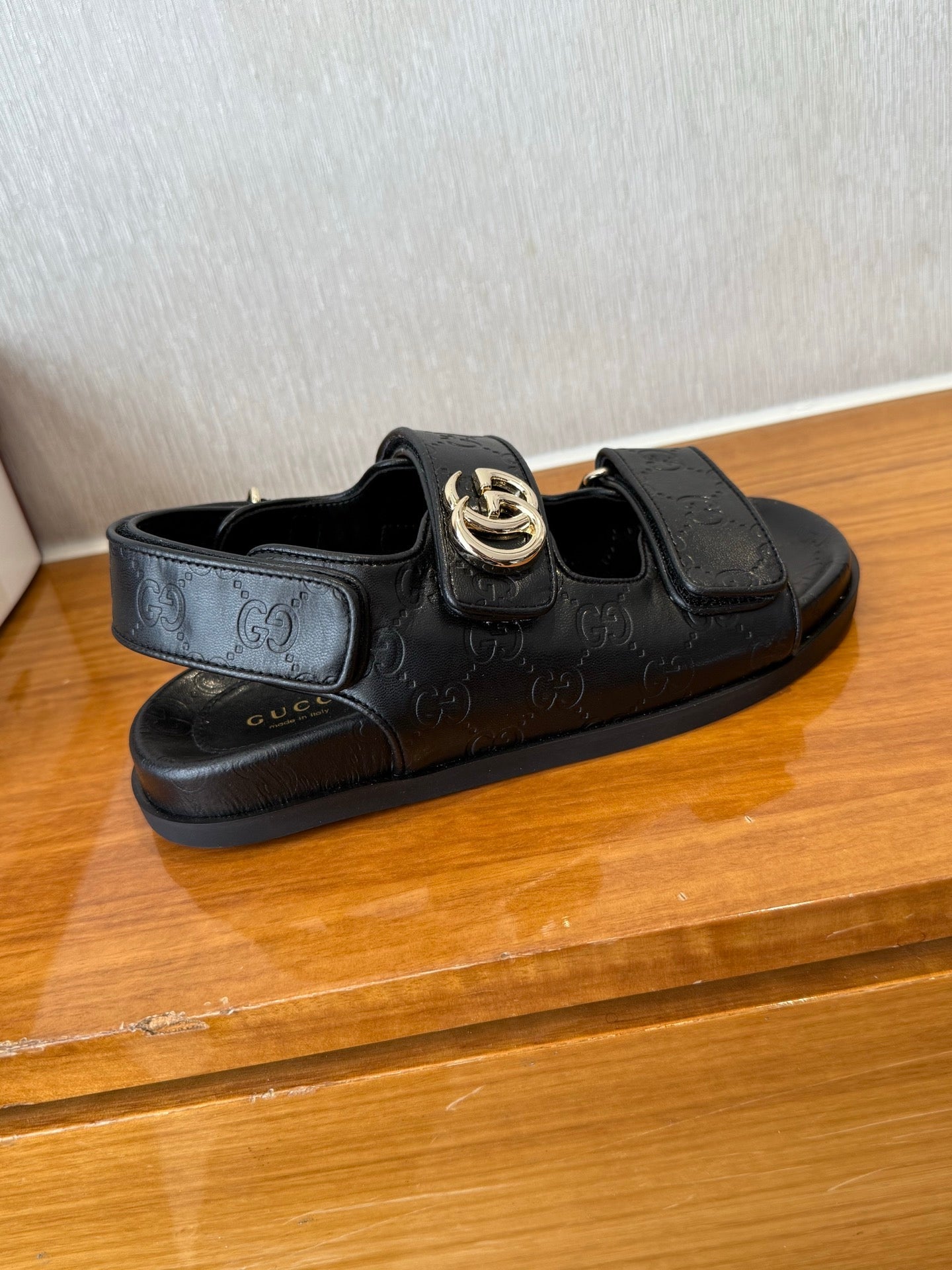 GG SANDALS S25 IN BLACK LAMBSKIN EMBOSSED LOGO WITH GOLD HARDWARE