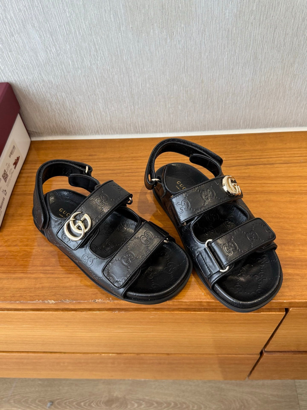 GG SANDALS S25 IN BLACK LAMBSKIN EMBOSSED LOGO WITH GOLD HARDWARE
