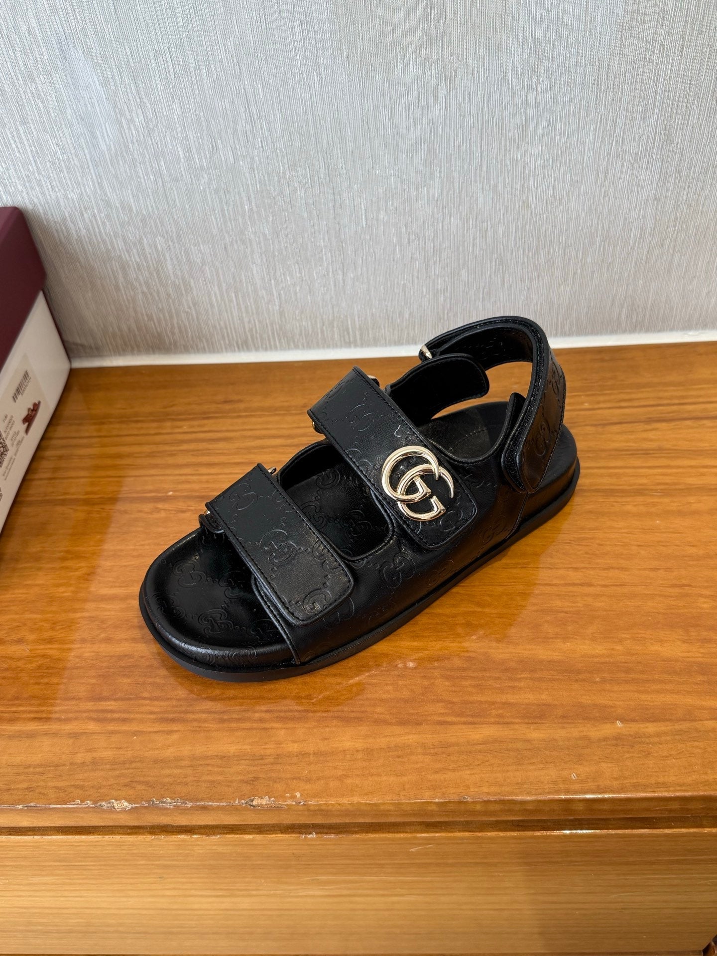GG SANDALS S25 IN BLACK LAMBSKIN EMBOSSED LOGO WITH GOLD HARDWARE
