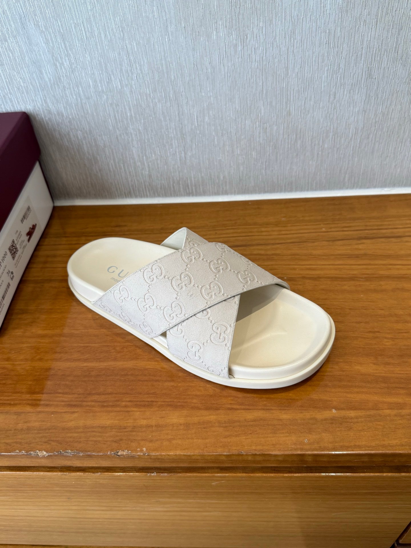 GG SLIDES X-STRAP IN WHITE SUEDE WITH EMBOSSED LOGO
