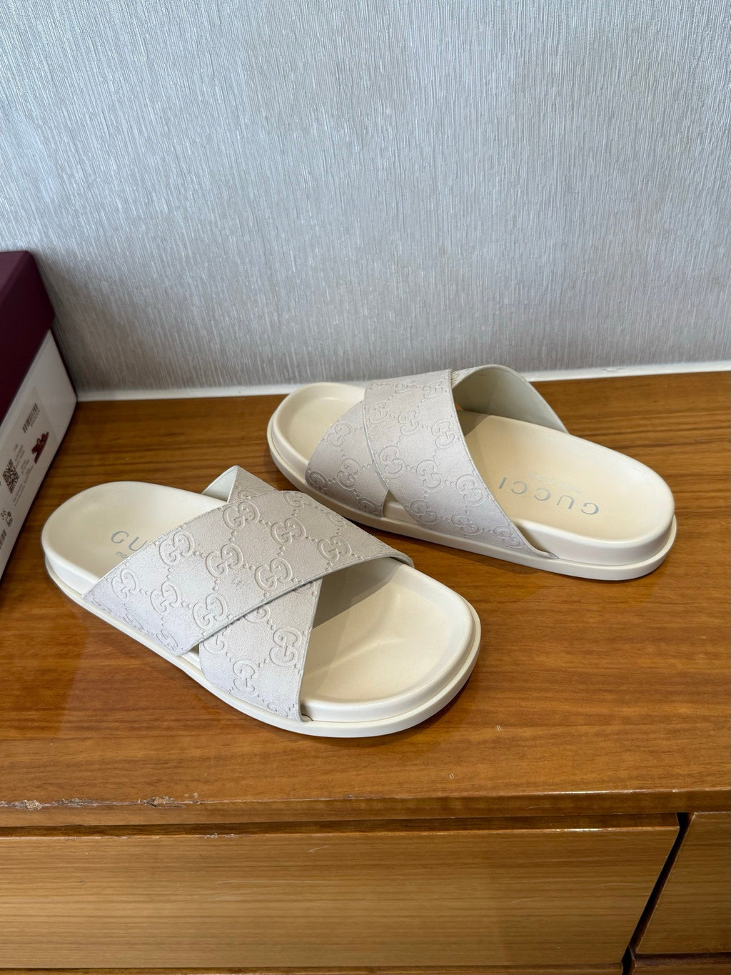 GG SLIDES X-STRAP IN WHITE SUEDE WITH EMBOSSED LOGO
