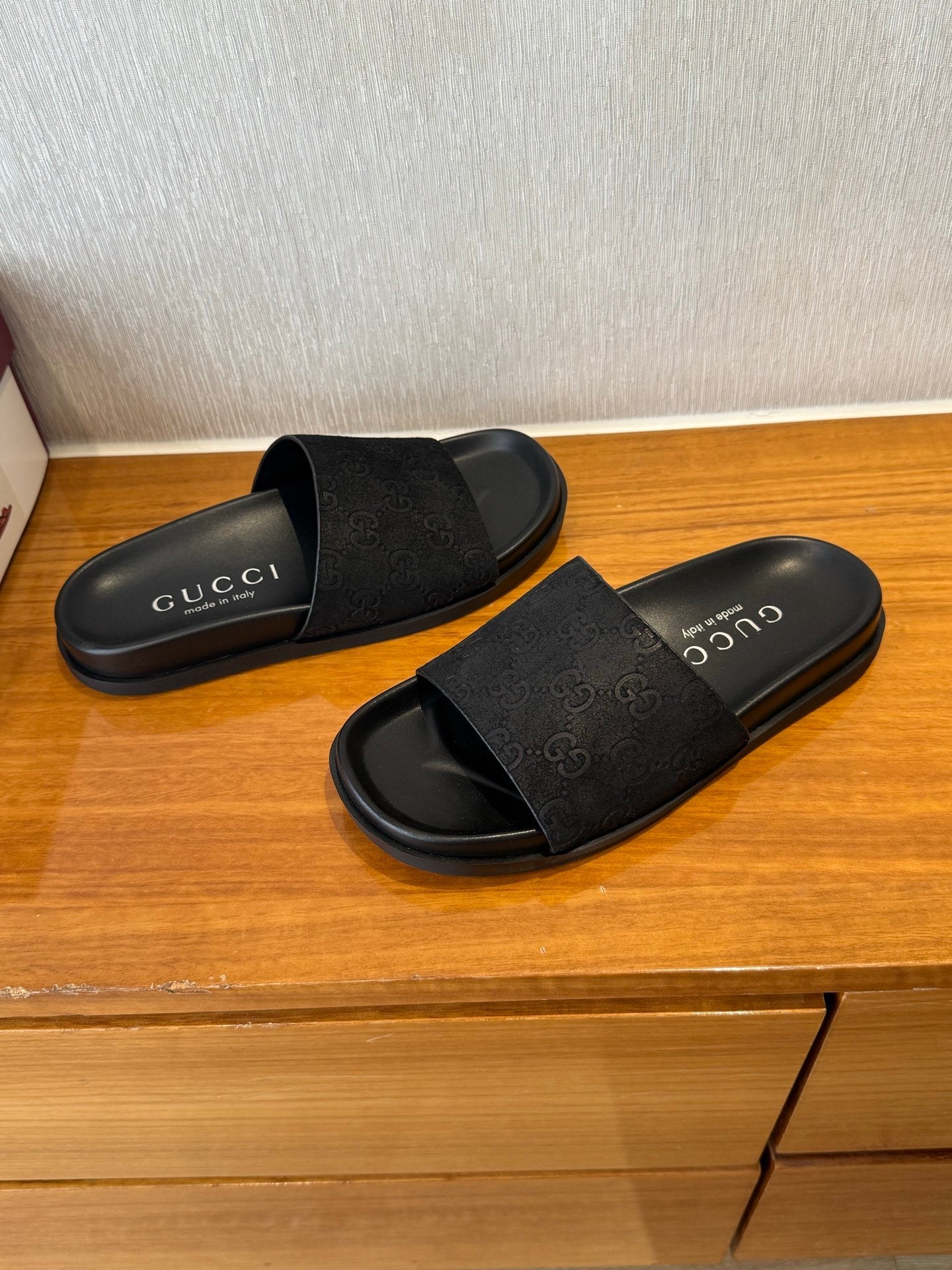 GG SLIDES IN BLACK SUEDE WITH EMBOSSED LOGO