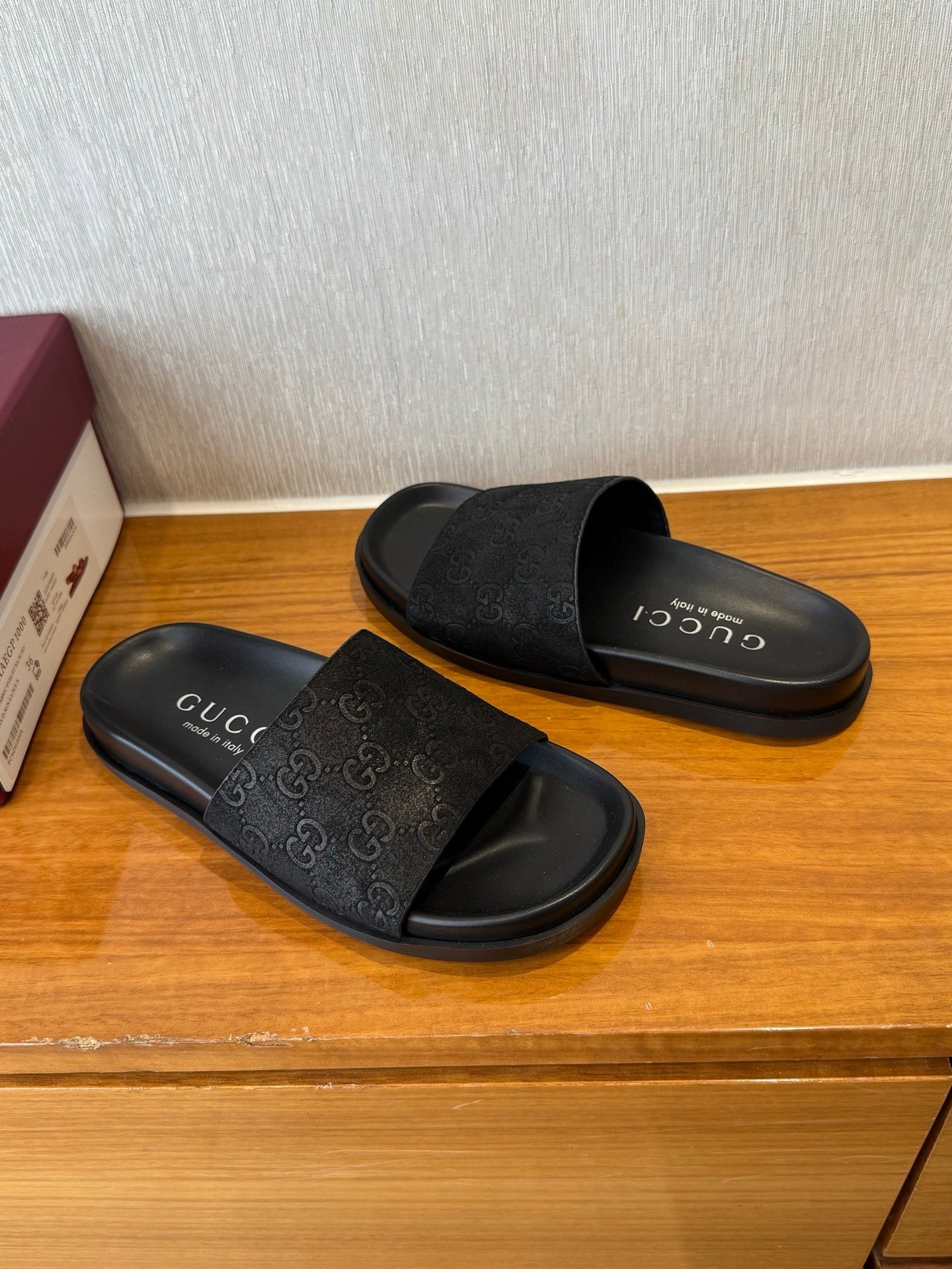 GG SLIDES IN BLACK SUEDE WITH EMBOSSED LOGO