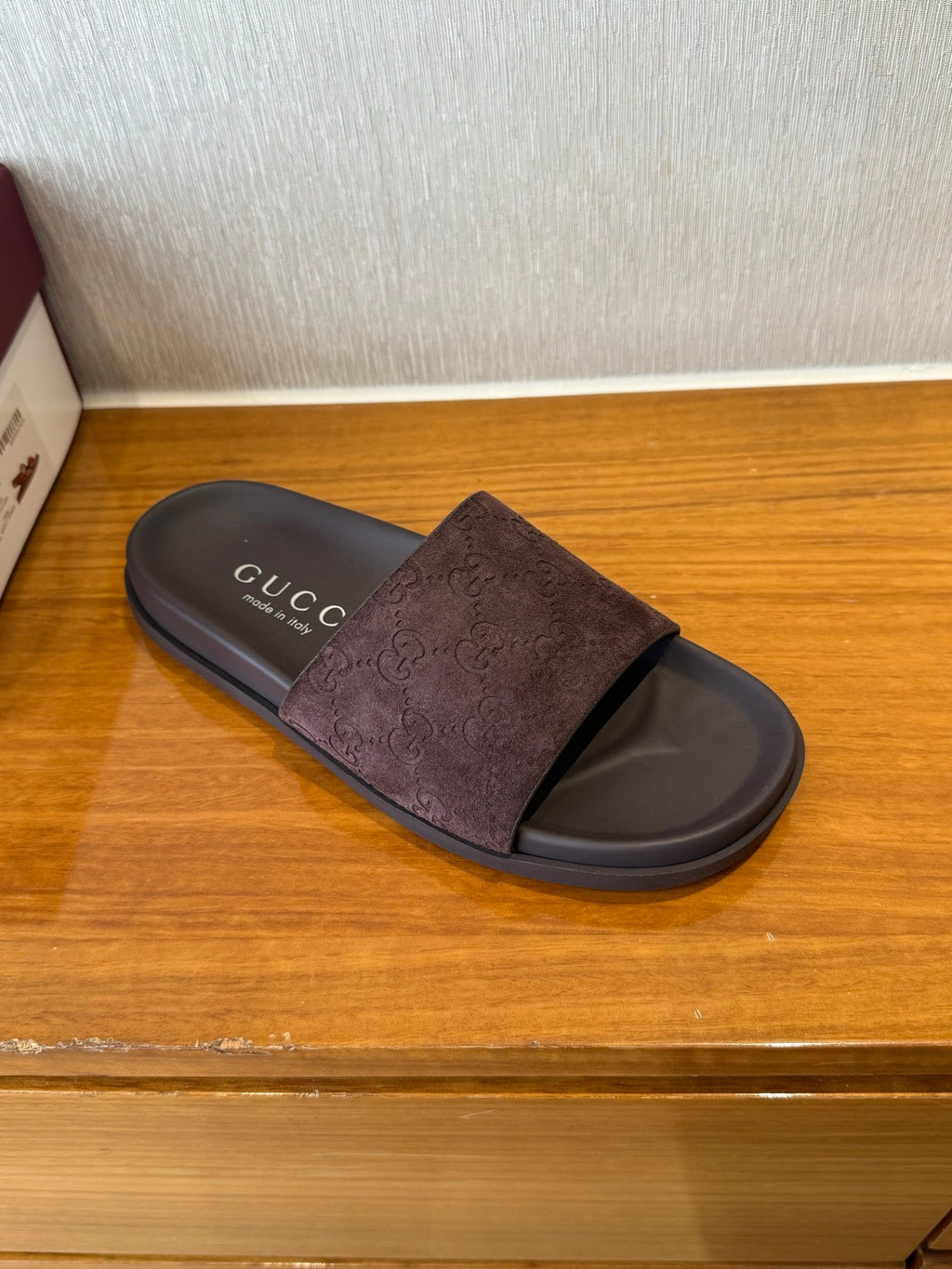 GG SLIDES IN DARK BROWN SUEDE WITH EMBOSSED LOGO