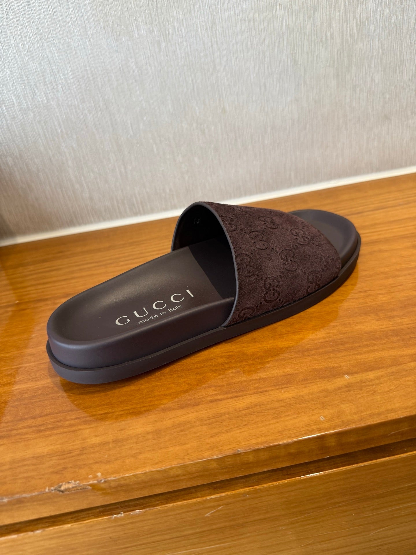 GG SLIDES IN DARK BROWN SUEDE WITH EMBOSSED LOGO