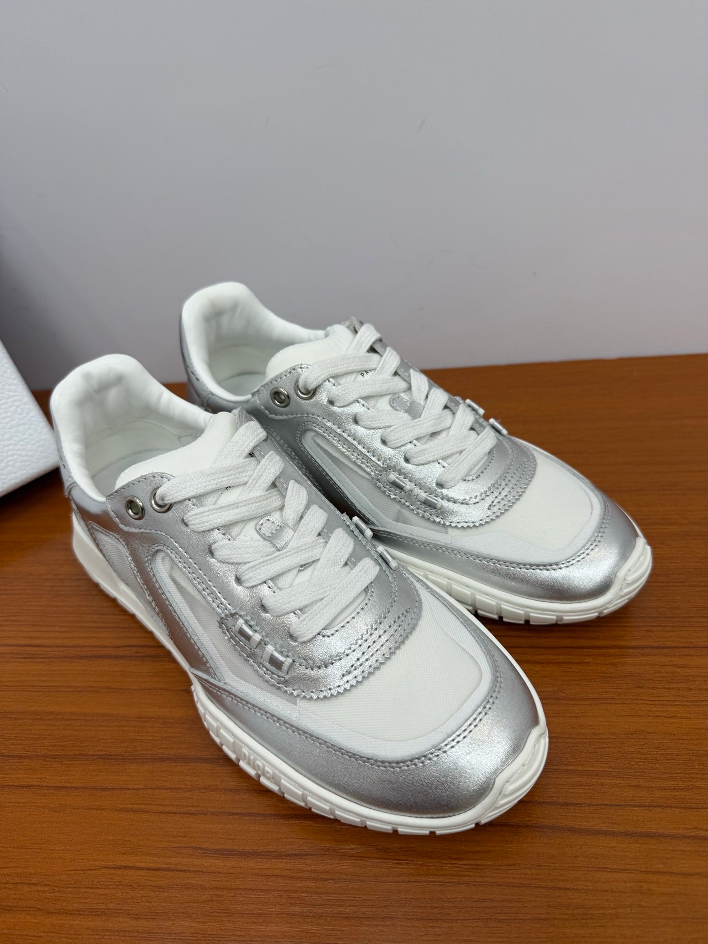 DIOR 26S SNEAKERS IN WHITE AND SILVER CALFSKIN AND MESH