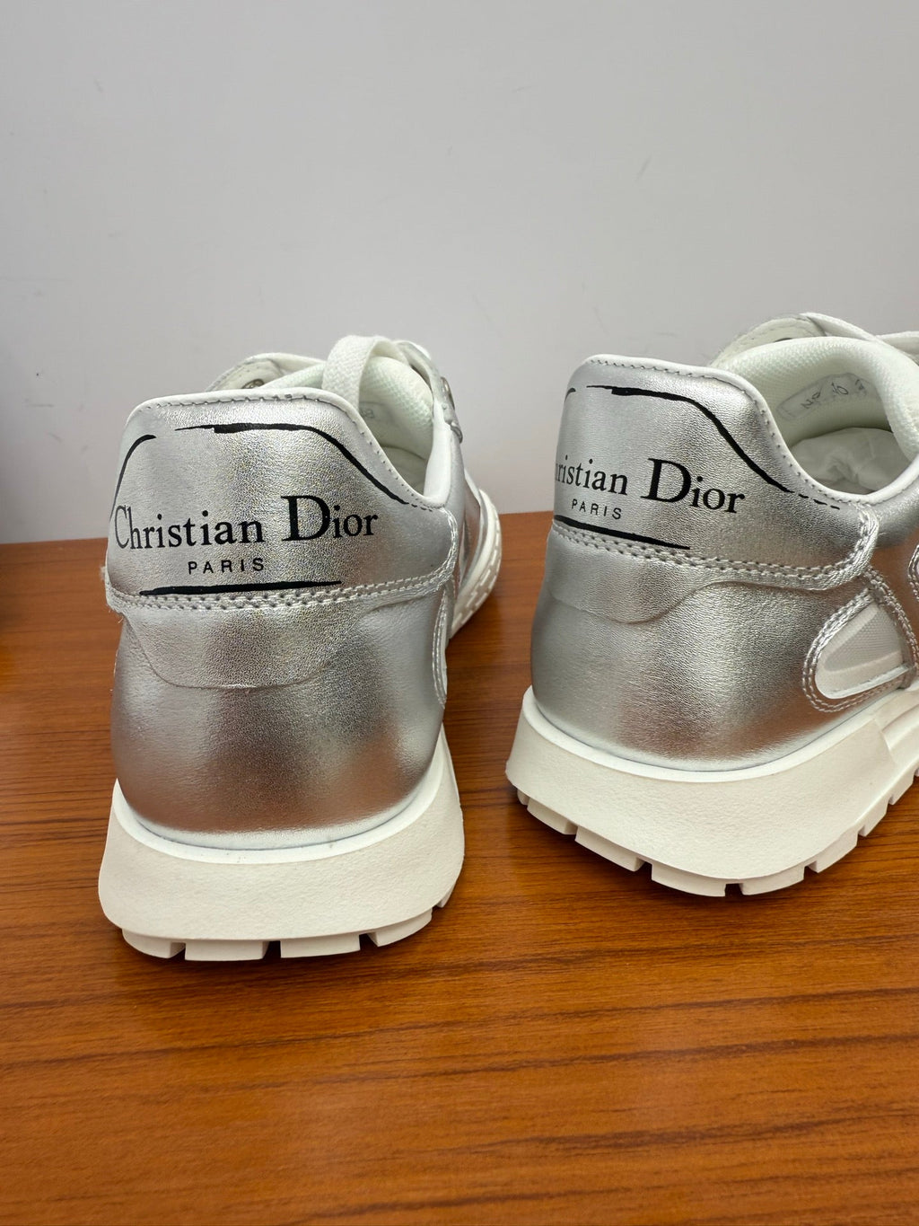 DIOR 26S SNEAKERS IN WHITE AND SILVER CALFSKIN AND MESH
