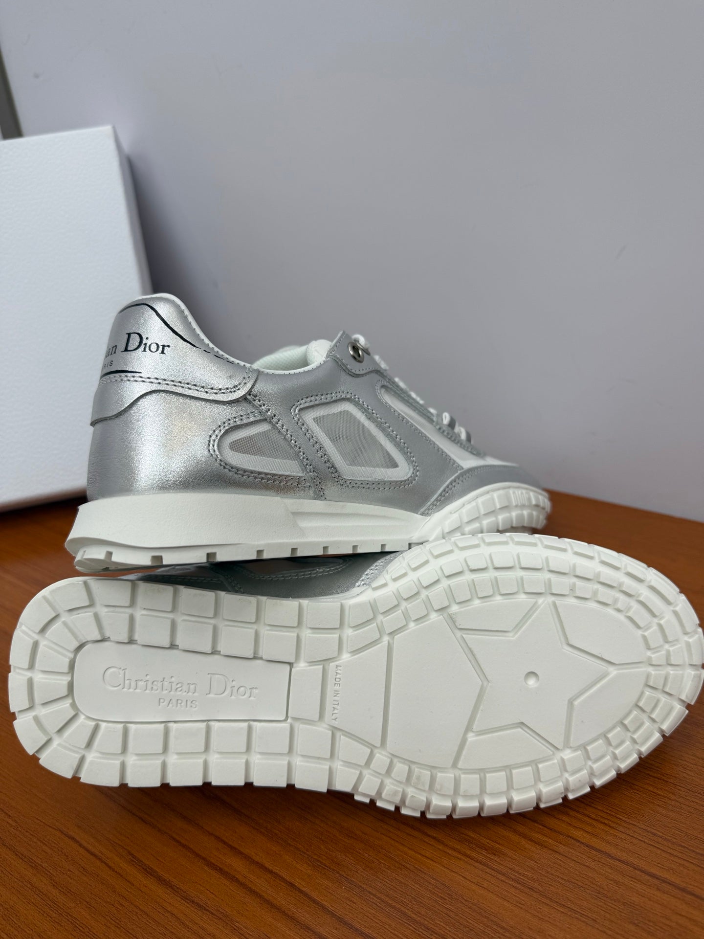 DIOR 26S SNEAKERS IN WHITE AND SILVER CALFSKIN AND MESH