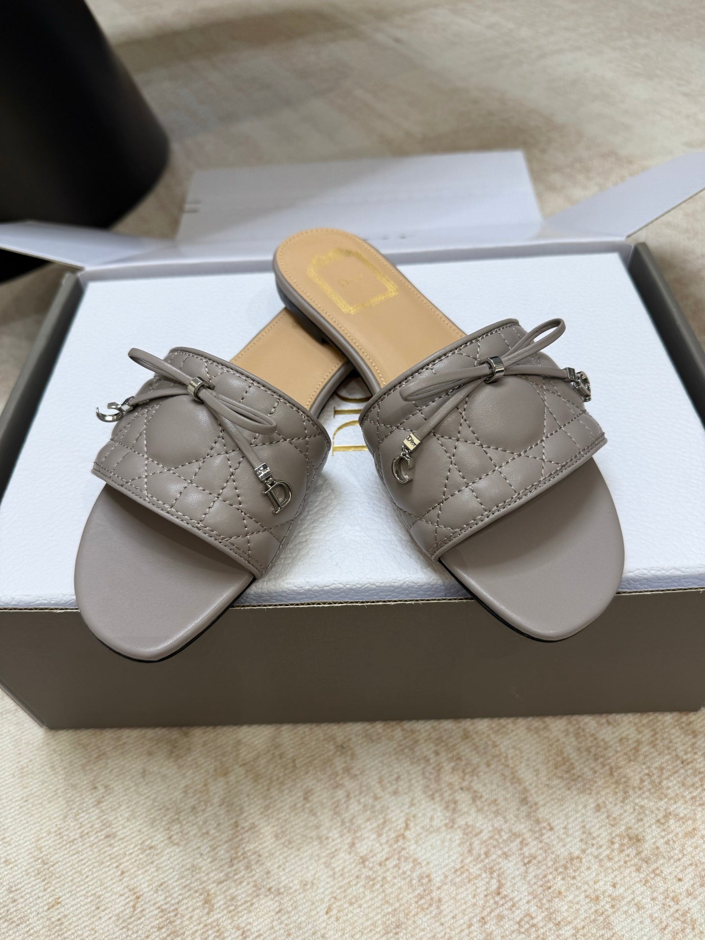 DIOR 26S DWAY CANNAGE SLIDE IN MUSHROOM GREY LAMBSKIN