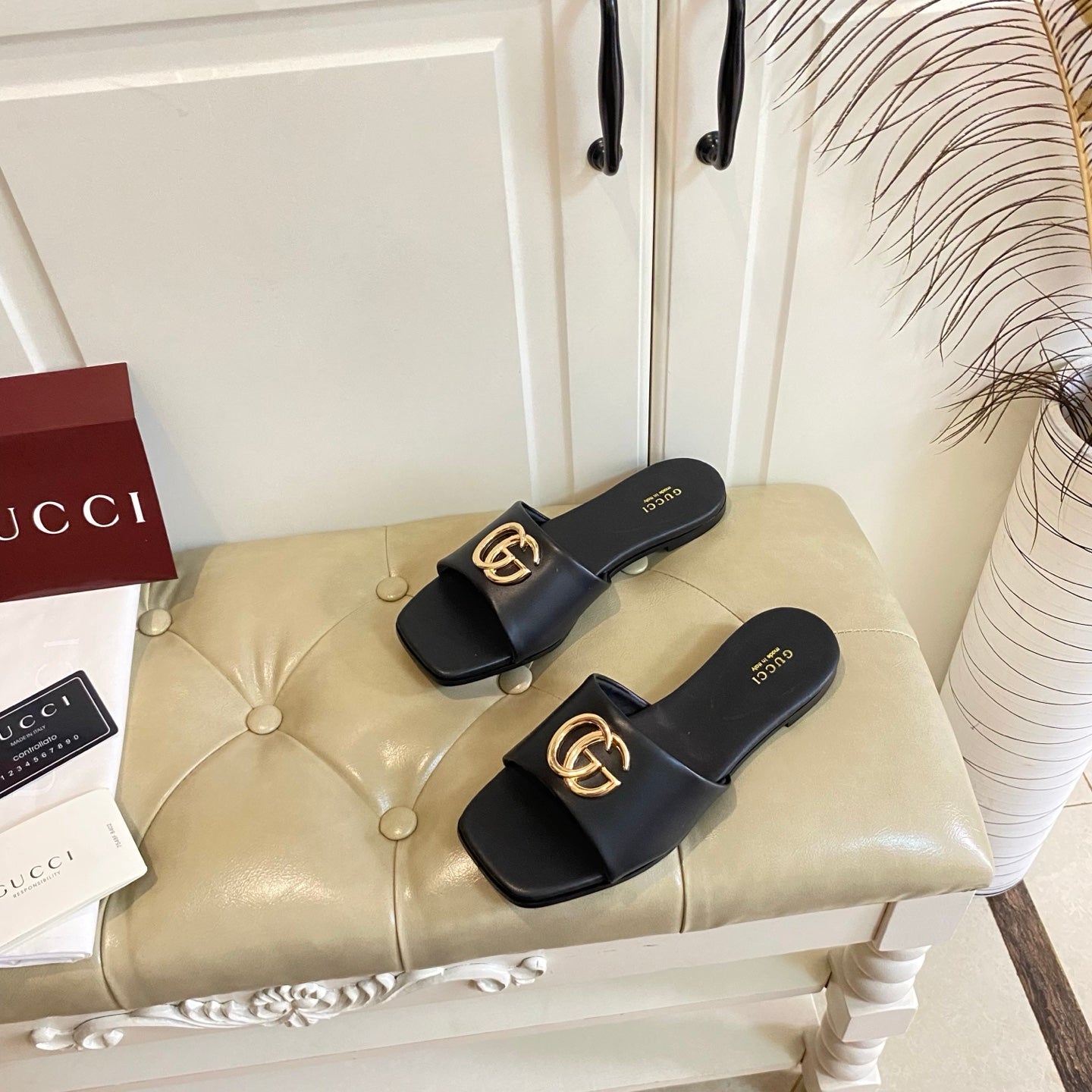 GUCCI 26S SLIDES IN BLACK CALFSKIN