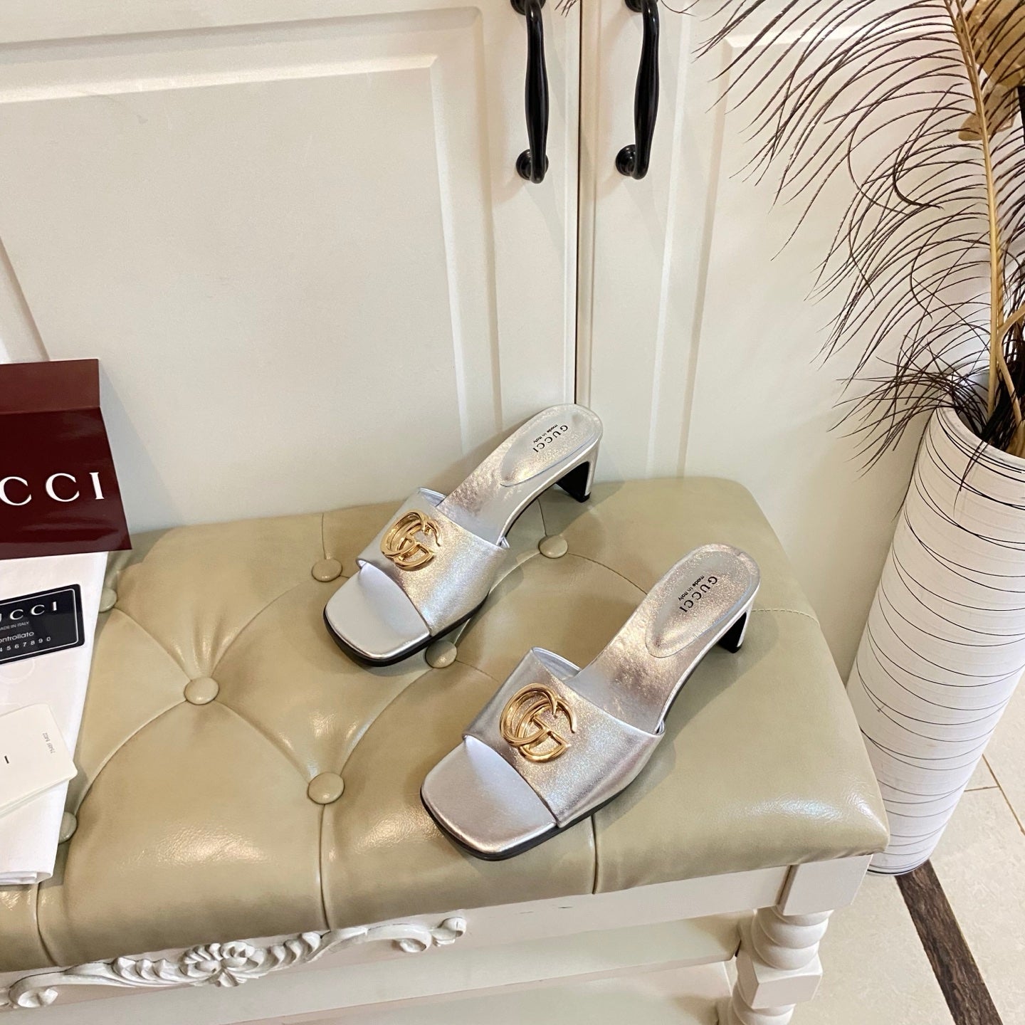 GUCCI 26S HIGH-HEELED SANDALS IN SILVER CALFSKIN WITH GOLD HARDWARE