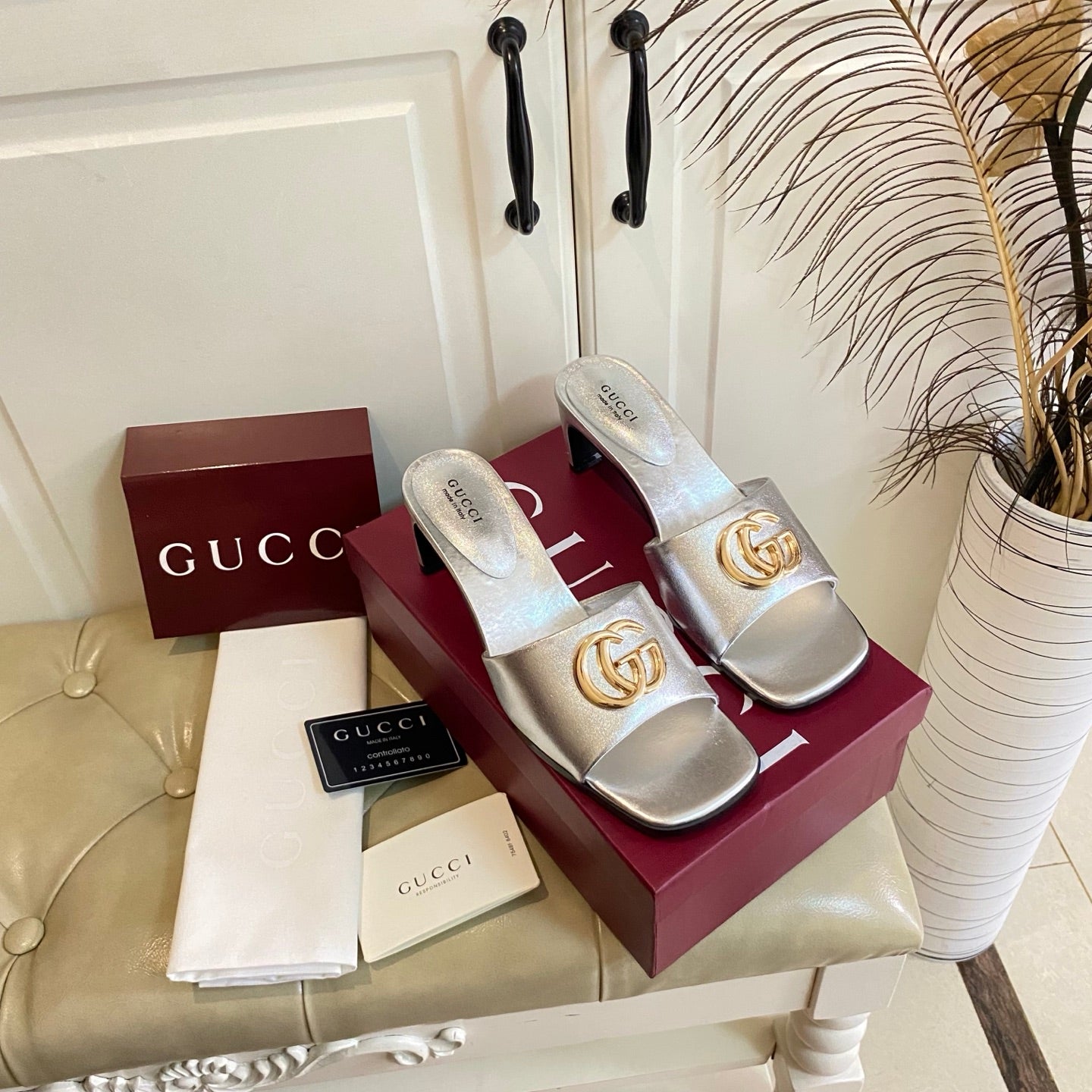 GUCCI 26S HIGH-HEELED SANDALS IN SILVER CALFSKIN WITH GOLD HARDWARE