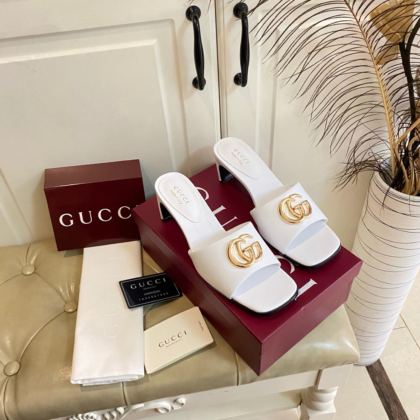 GUCCI 26S HIGH-HEELED SANDALS IN WHITE CALFSKIN WITH GOLD HARDWARE