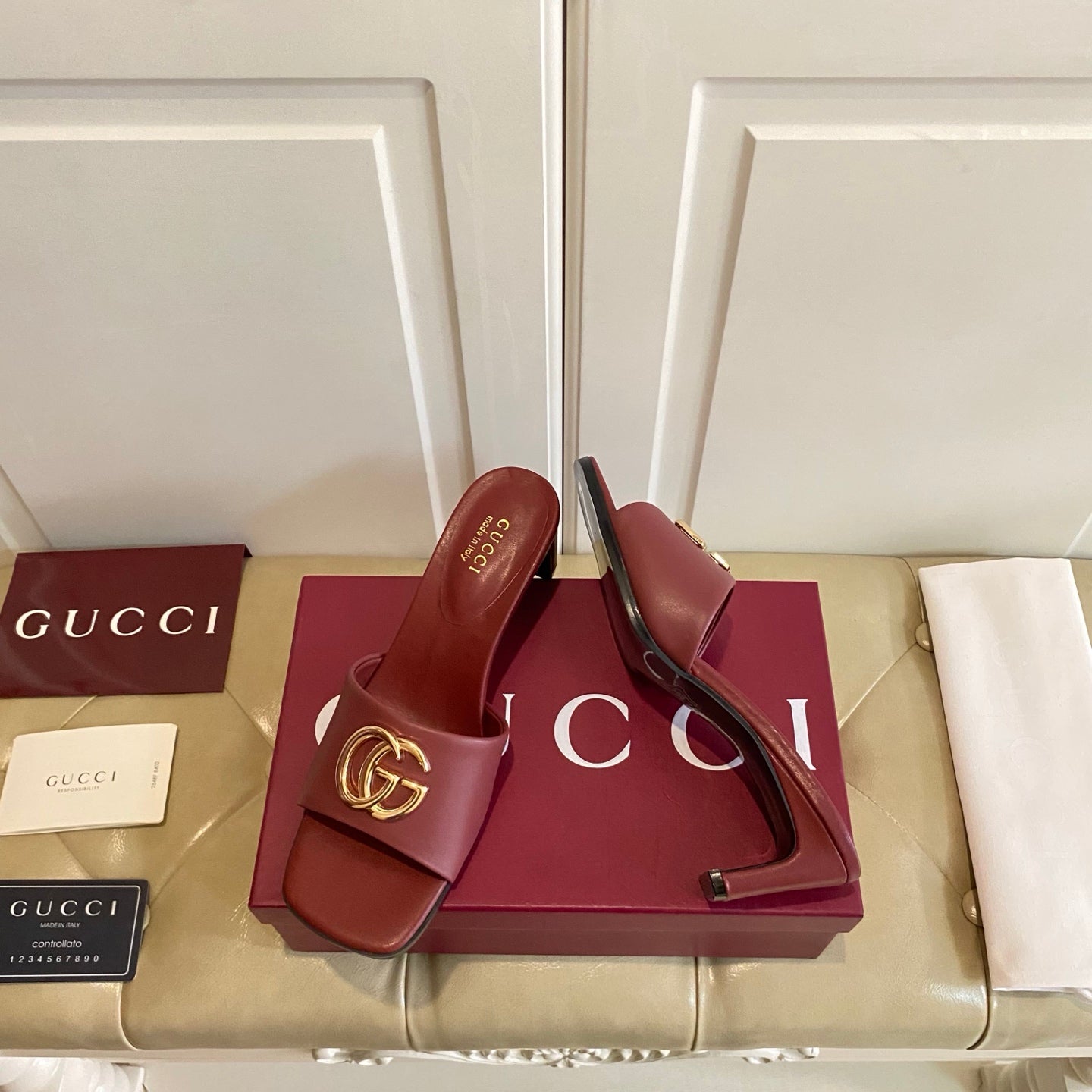 GUCCI 26S HIGH-HEELED SANDALS IN DARK RED CALFSKIN WITH GOLD HARDWARE