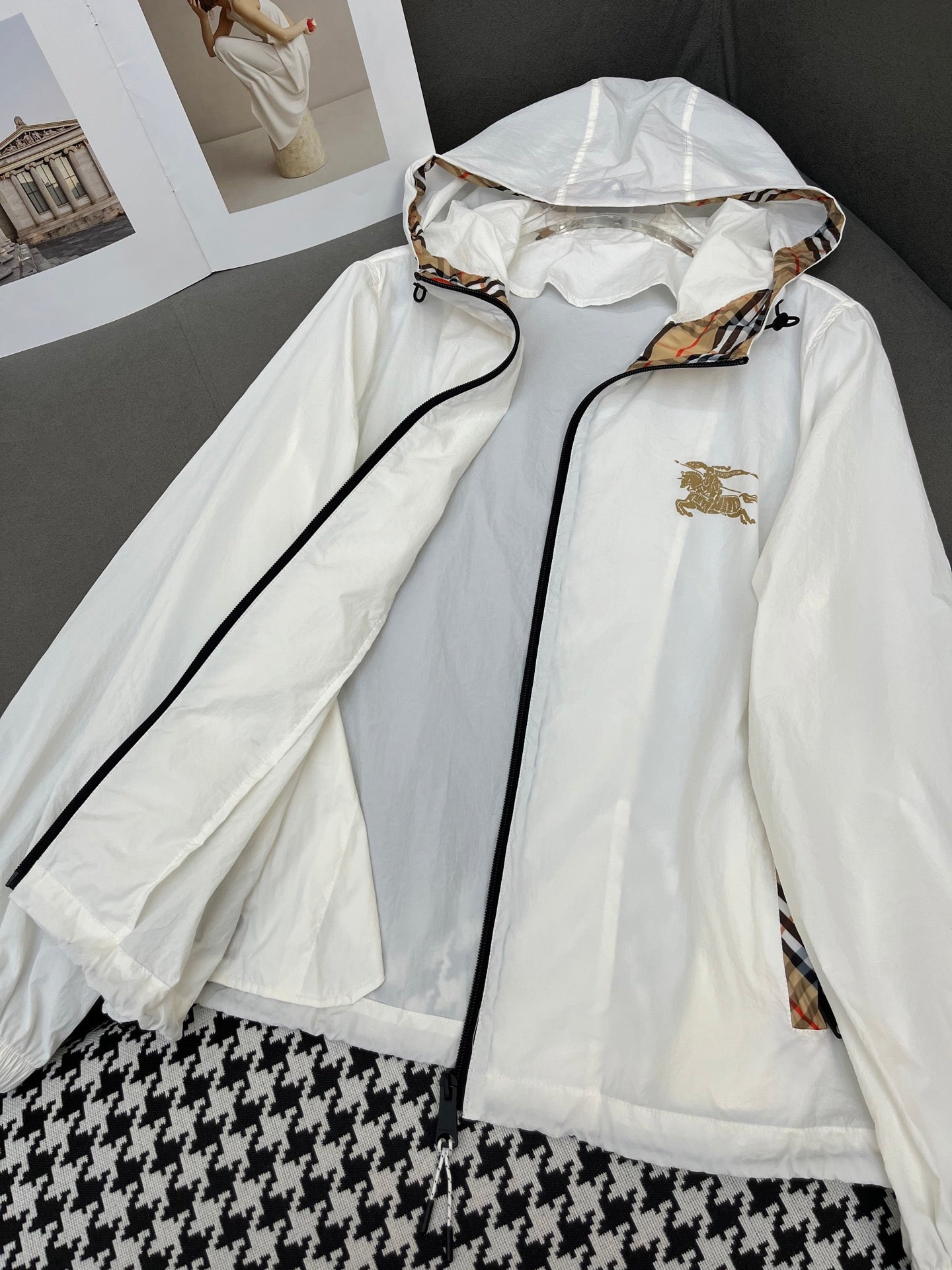 HOODED WINDBREAKER IN WHITE