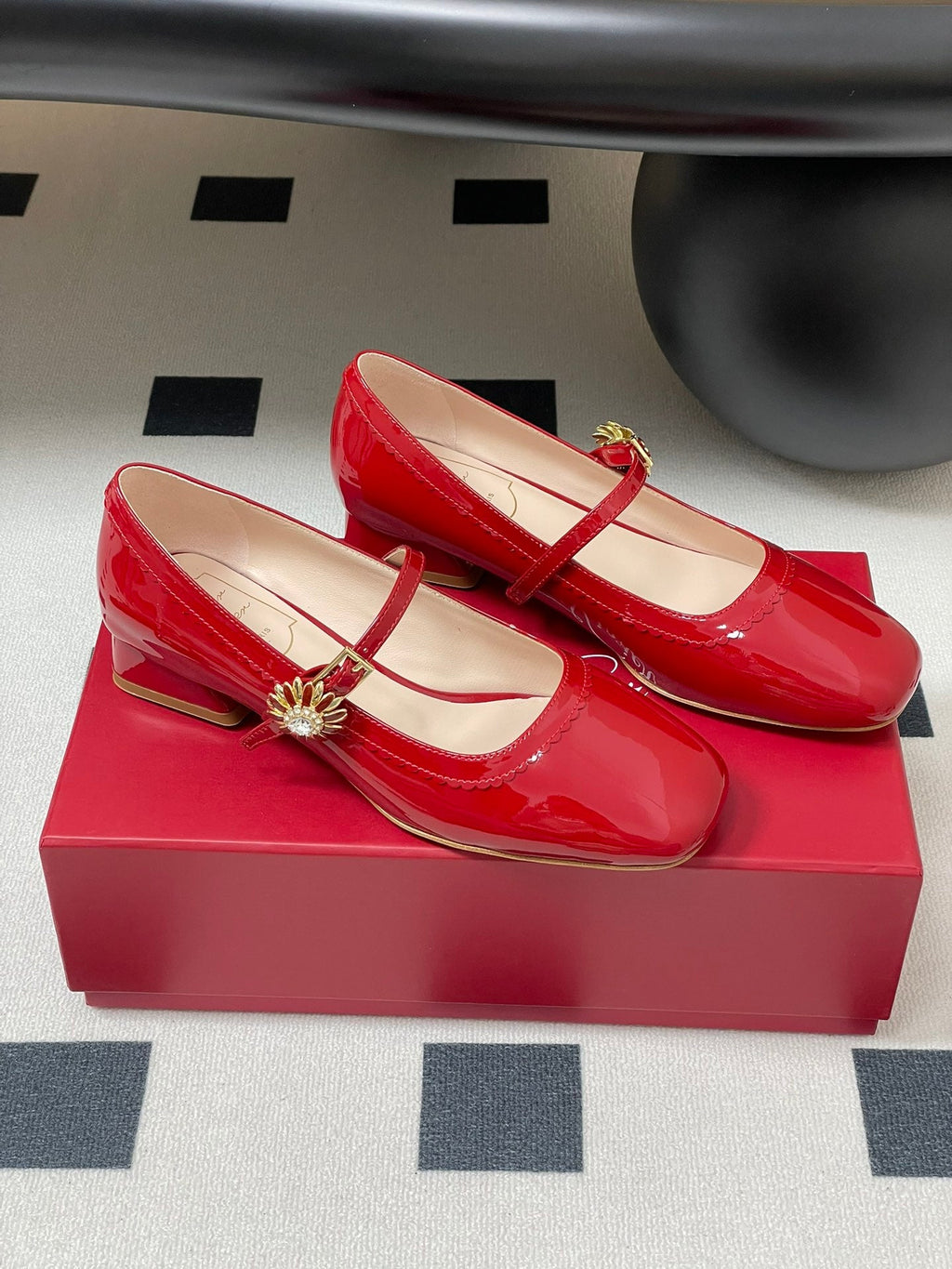 TRÈS VIVIER MARY JANE PUMPS IN RED PATENT CALFSKIN