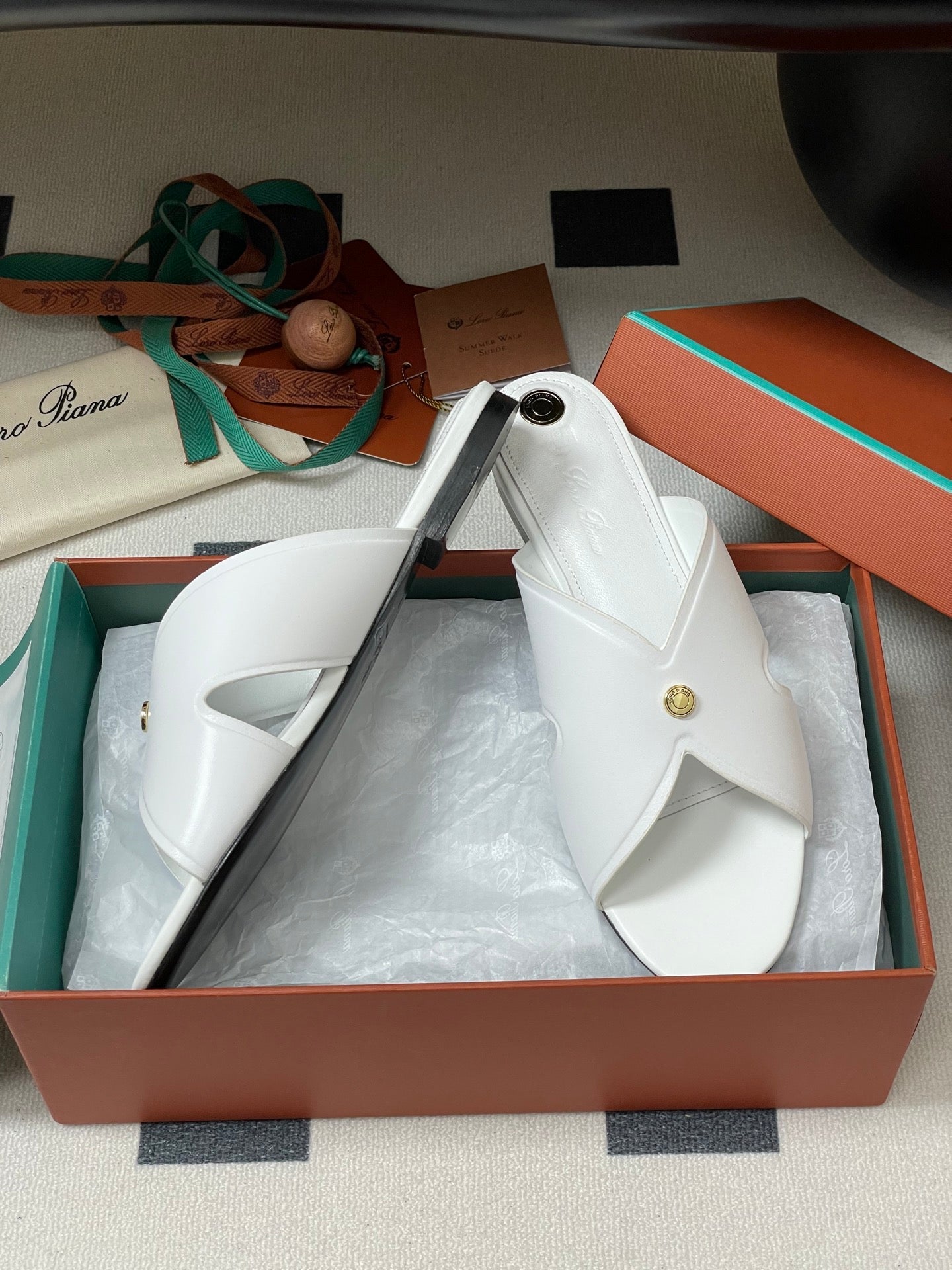 LP CLASSIC CROSS-STRAP SANDALS 25S IN WHITE LAMBSKIN